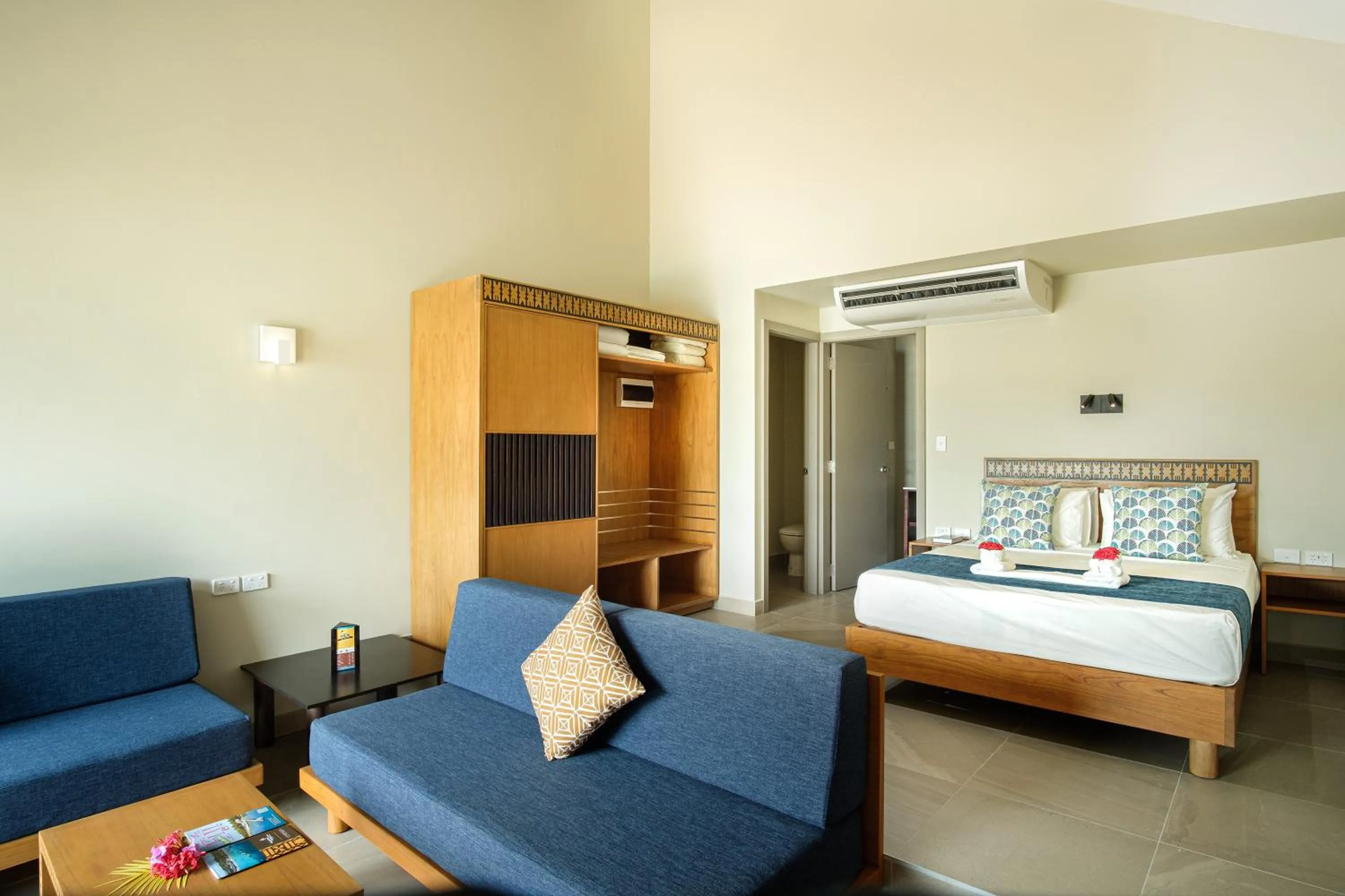 Photo of the whole room, Bed in Plantation Island Resort