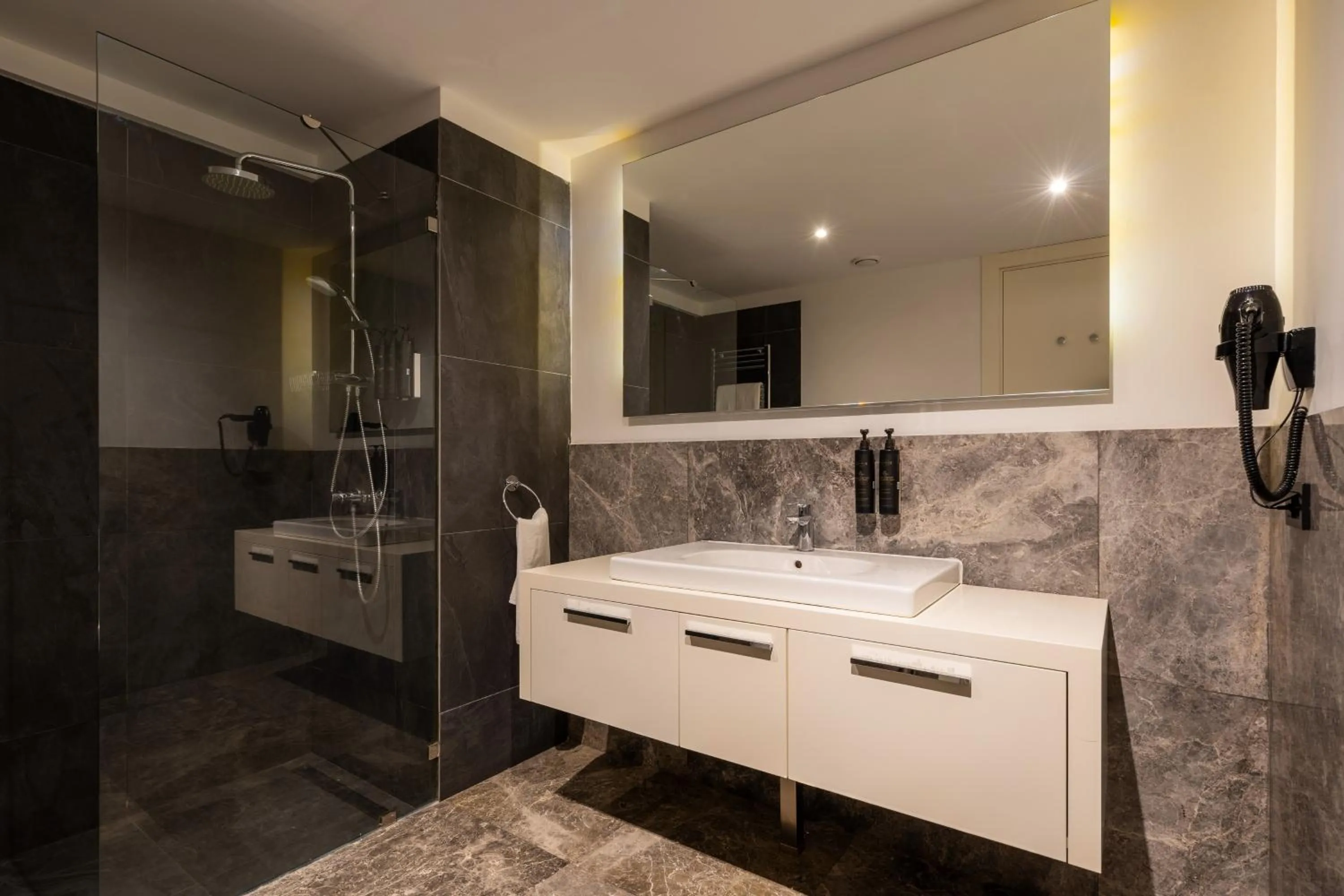 Shower in Ando Living Taksim House