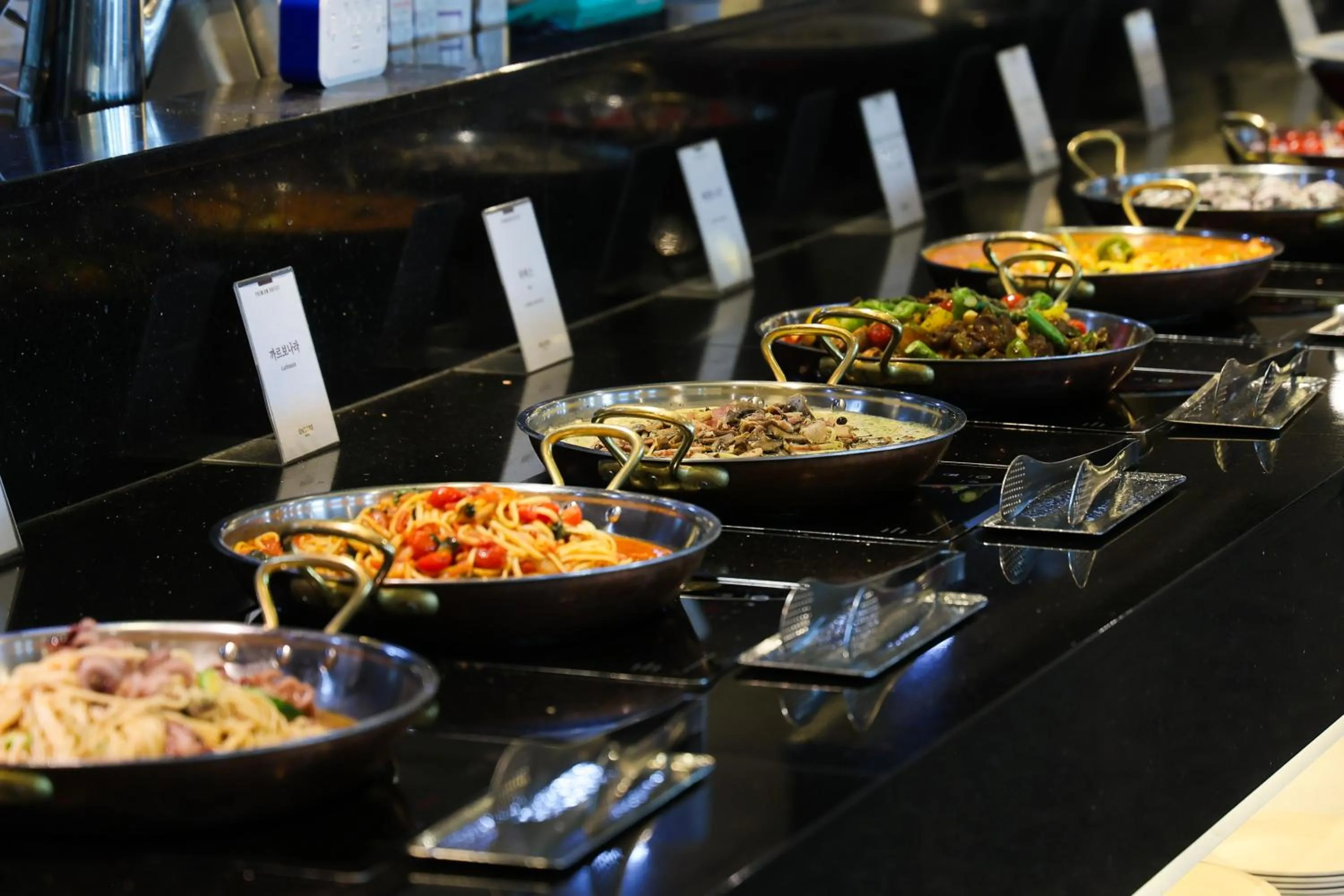 Restaurant/places to eat in Ibis Ambassador Suwon