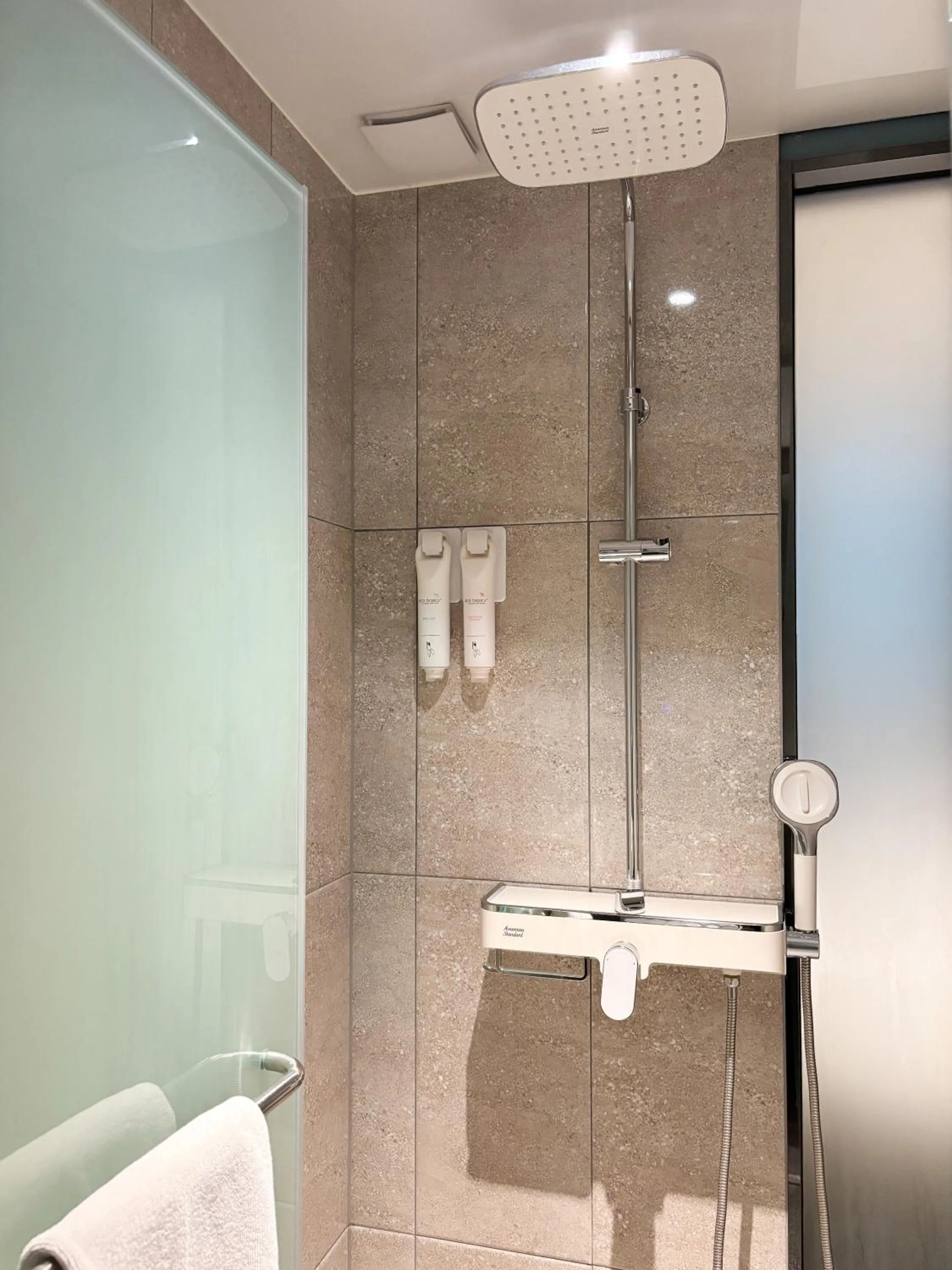 Shower in Ibis Ambassador Suwon