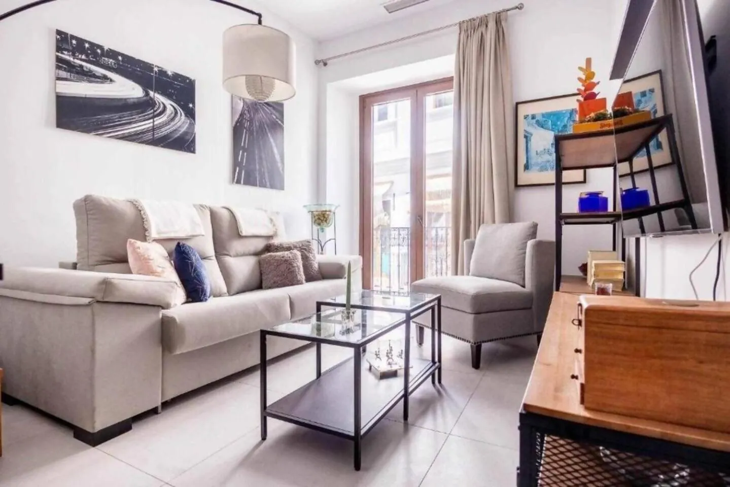 Apartment with Balcony in Alzhara Suites I Triana 3 Pax Balcón WiFi