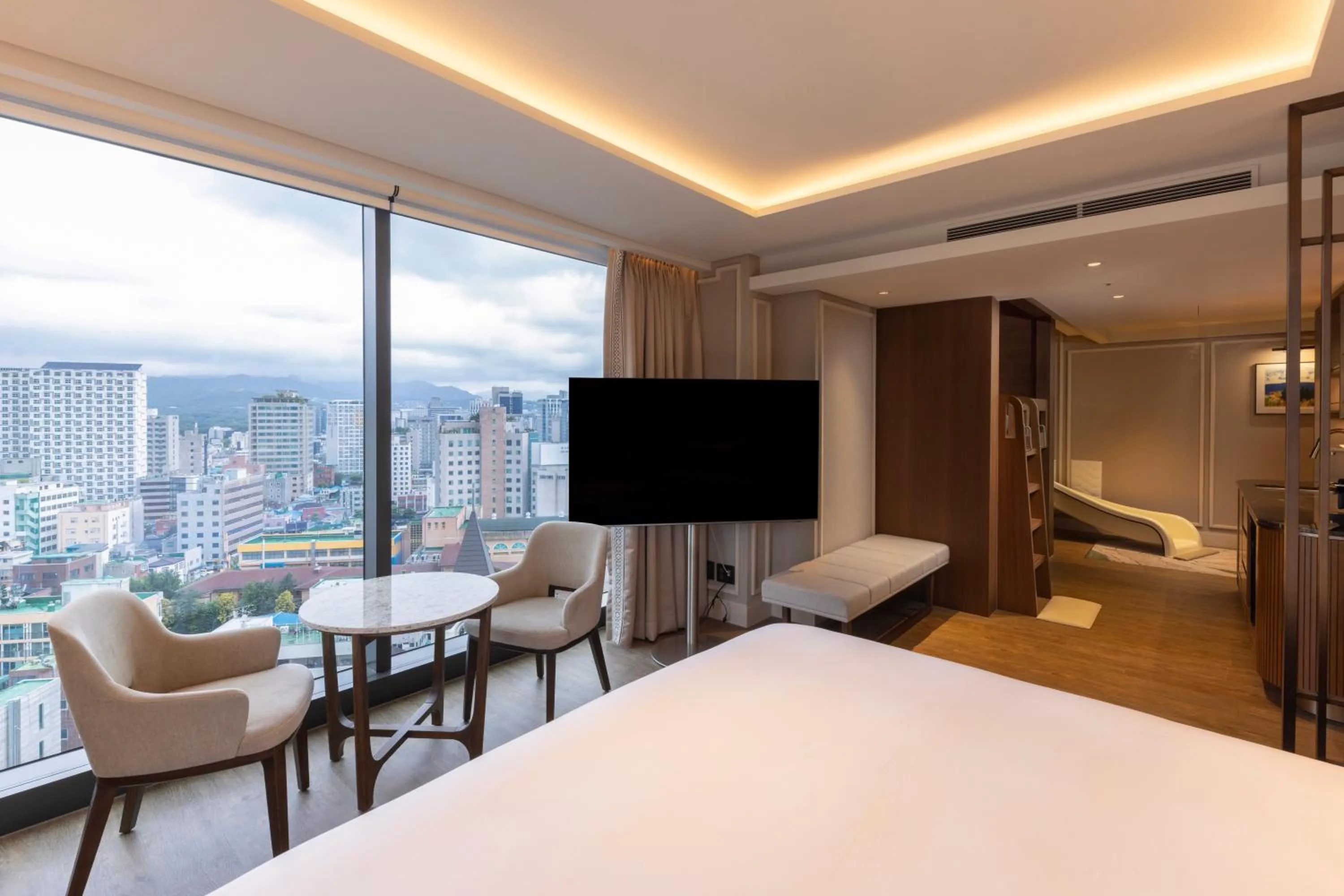 Living room, Bed in The Ambassador Seoul - A Pullman Hotel