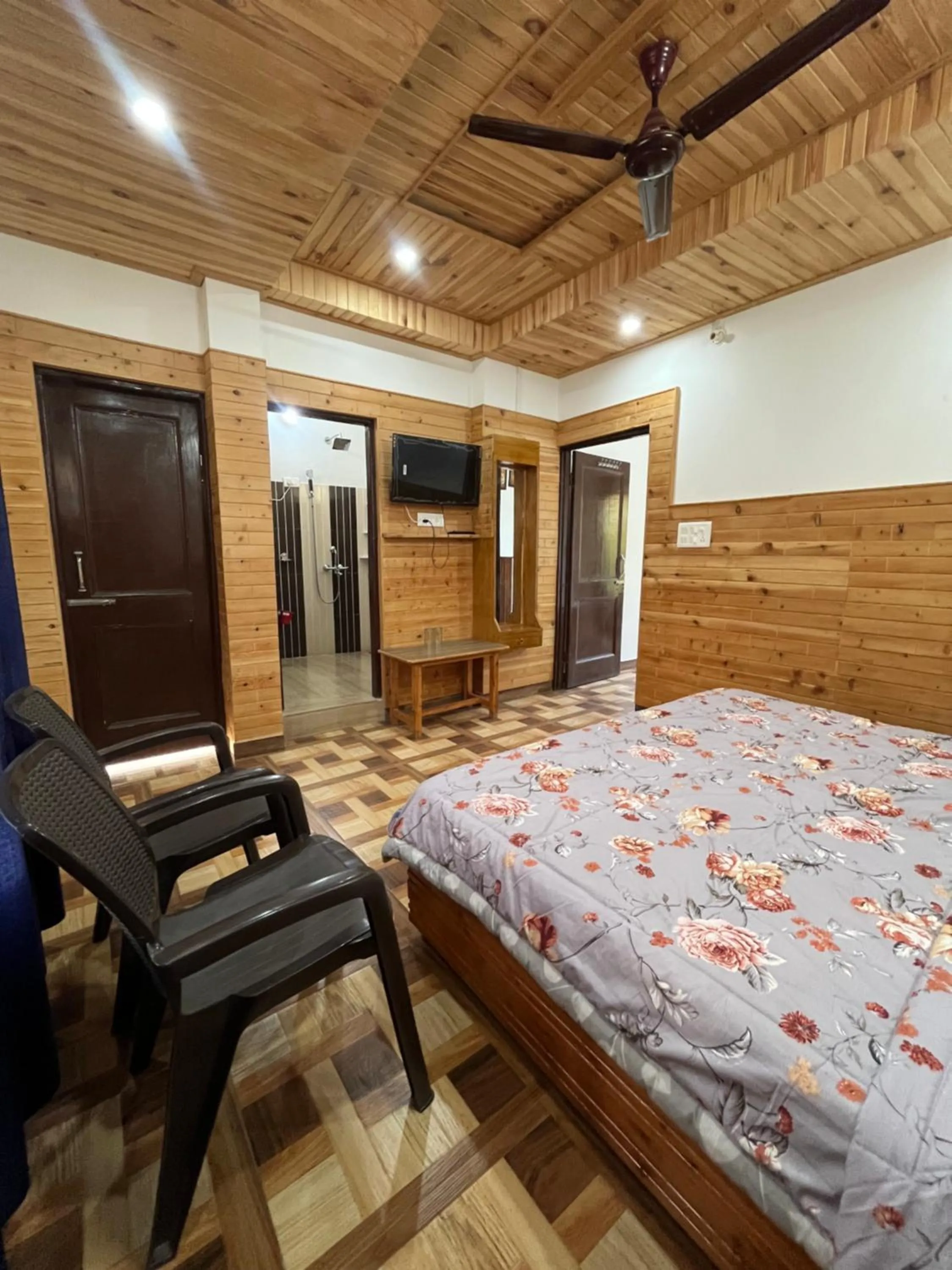 Seating area, Bed in Sunset Lagoon Dalhousie