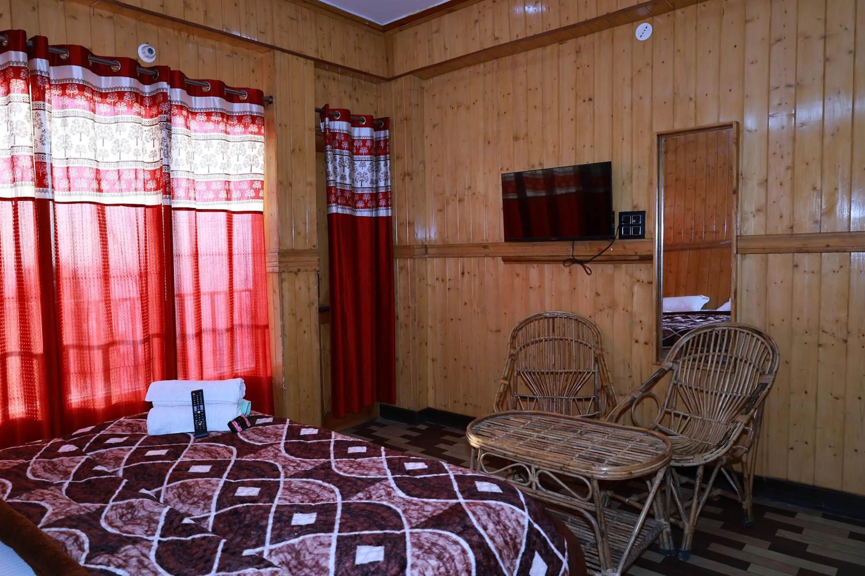 Communal lounge/ TV room, Bed in Sunset Lagoon Dalhousie