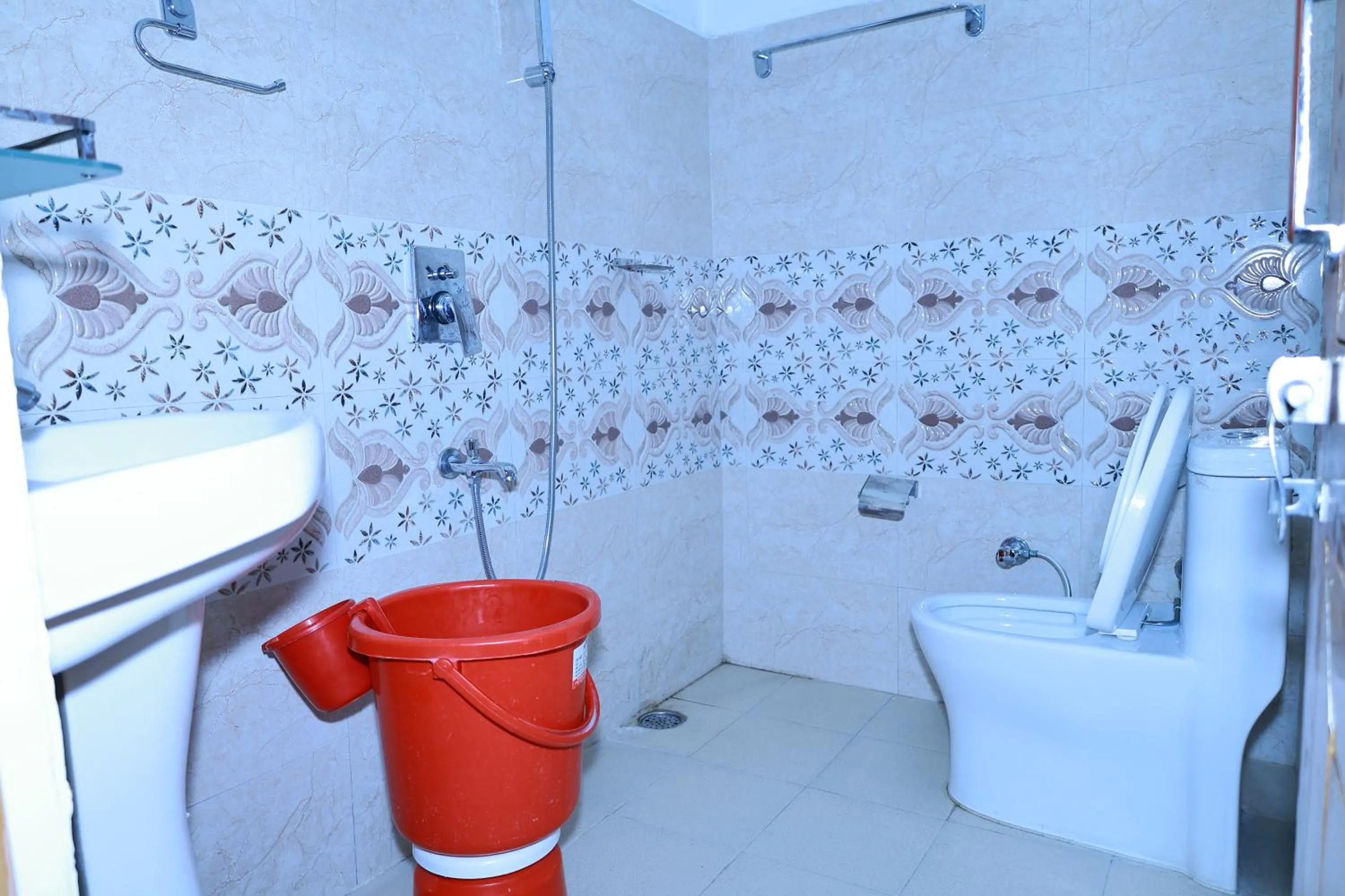 Shower in Sunset Lagoon Dalhousie