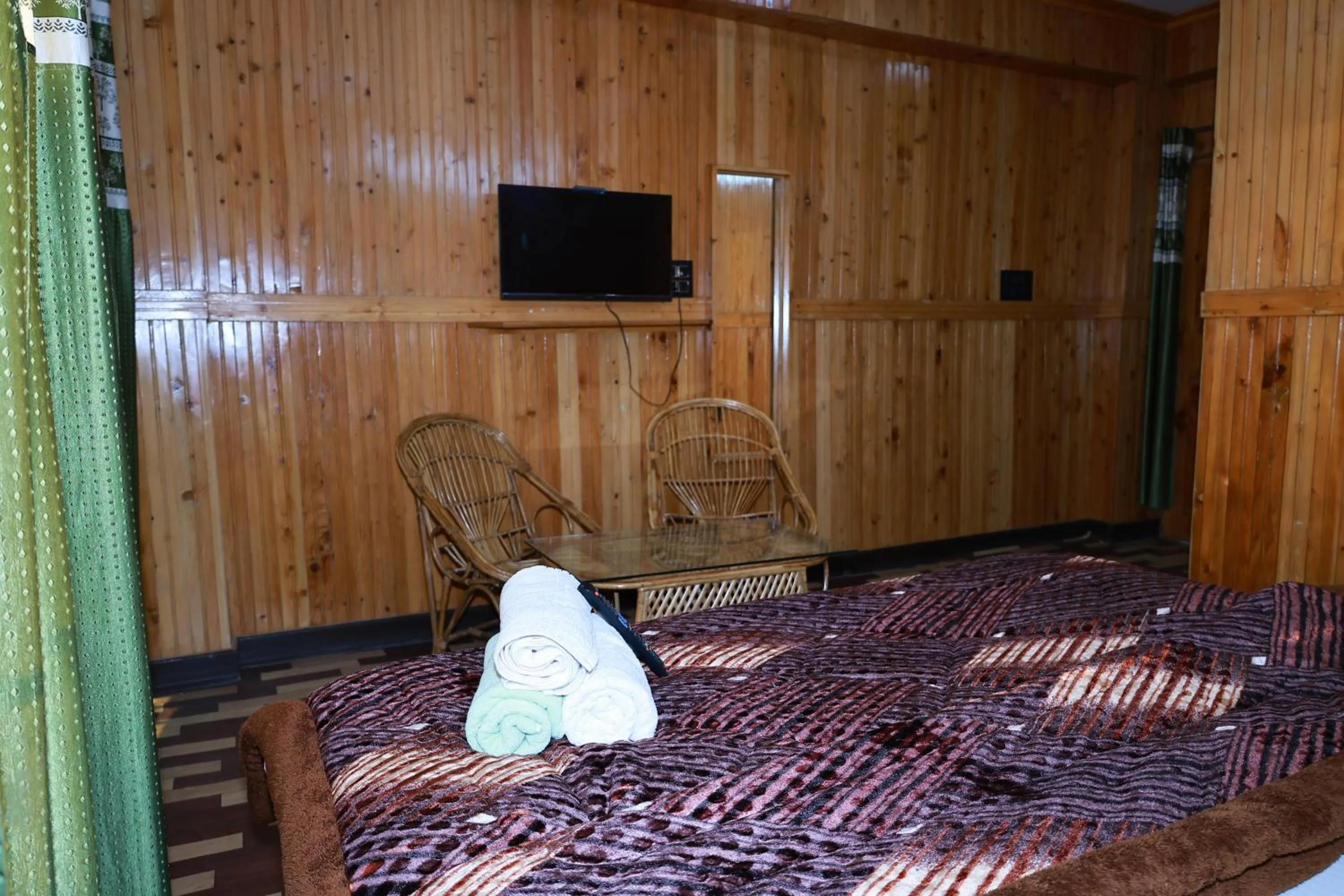 Communal lounge/ TV room, Bed in Sunset Lagoon Dalhousie