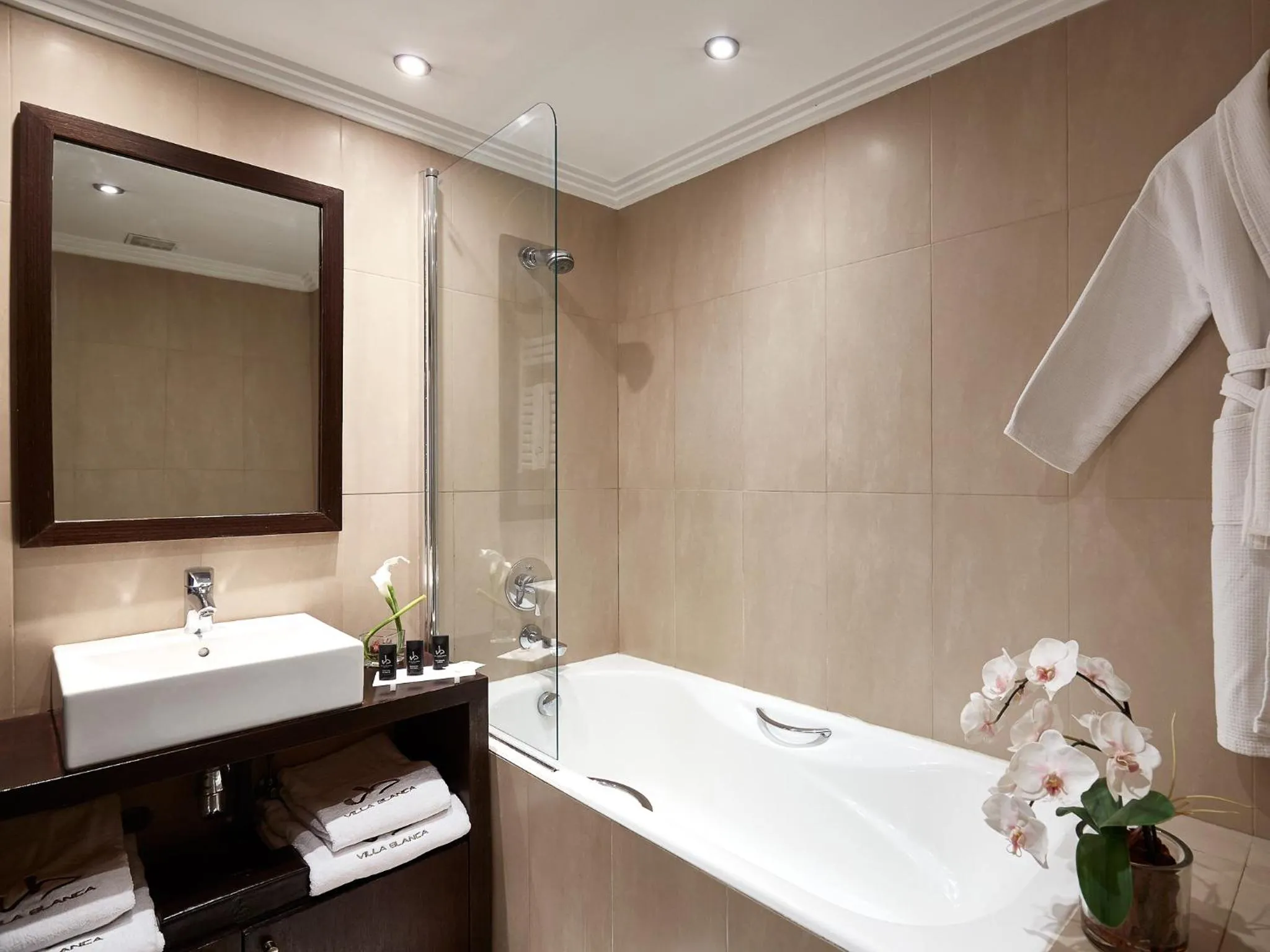 Bathroom in Villa Blanca Urban Hotel