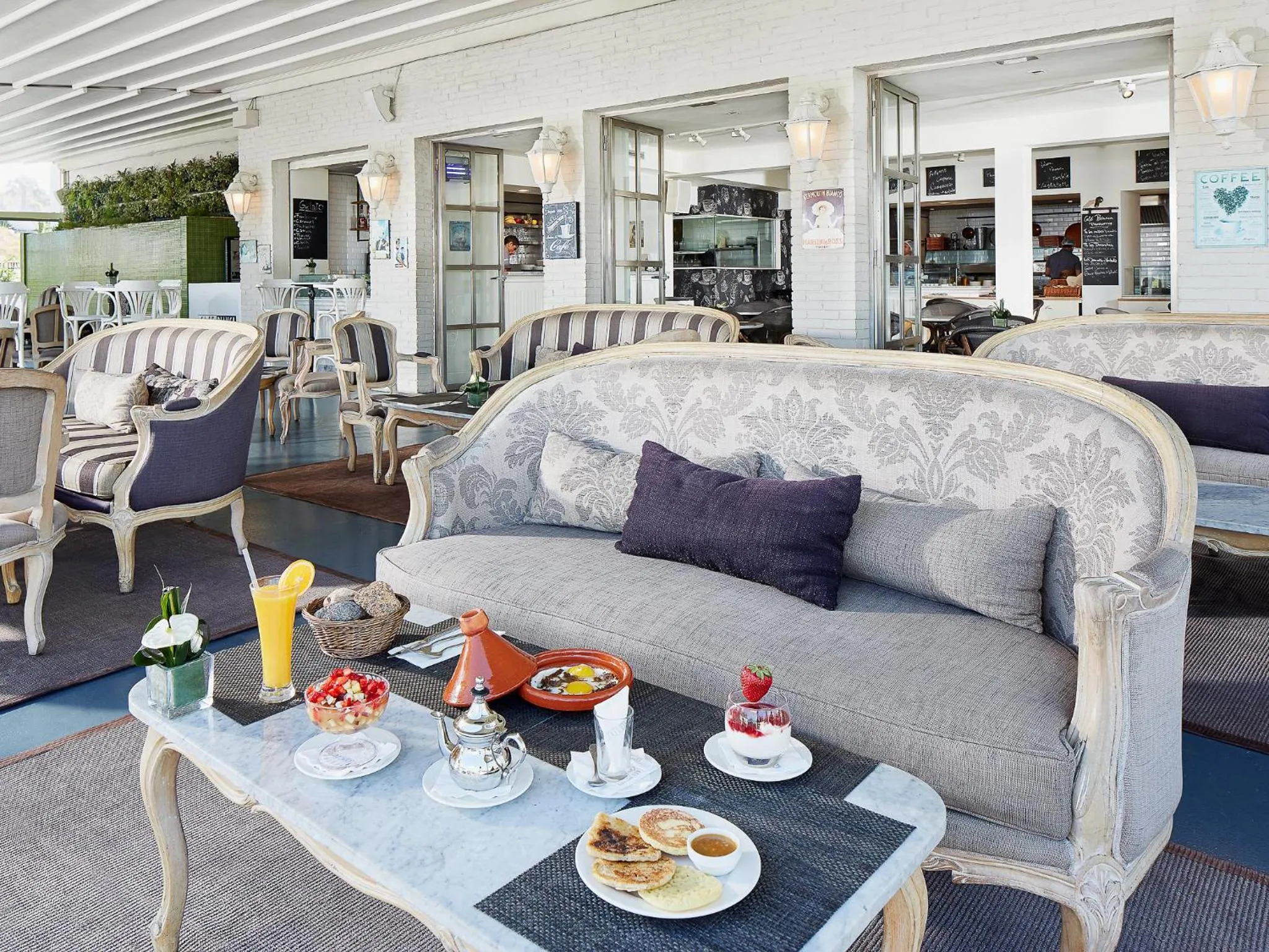 Restaurant/places to eat in Villa Blanca Urban Hotel