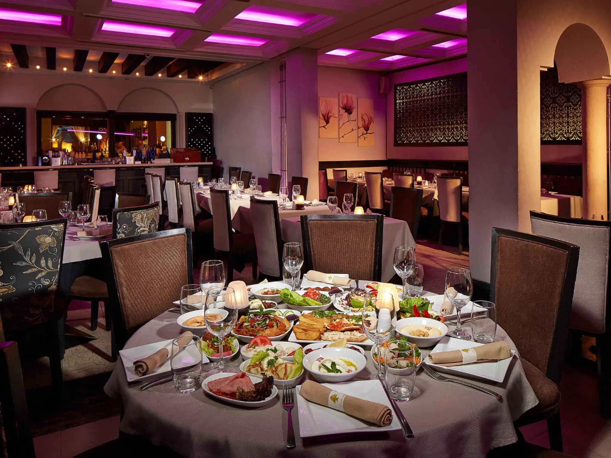 Restaurant/places to eat in Villa Blanca Urban Hotel