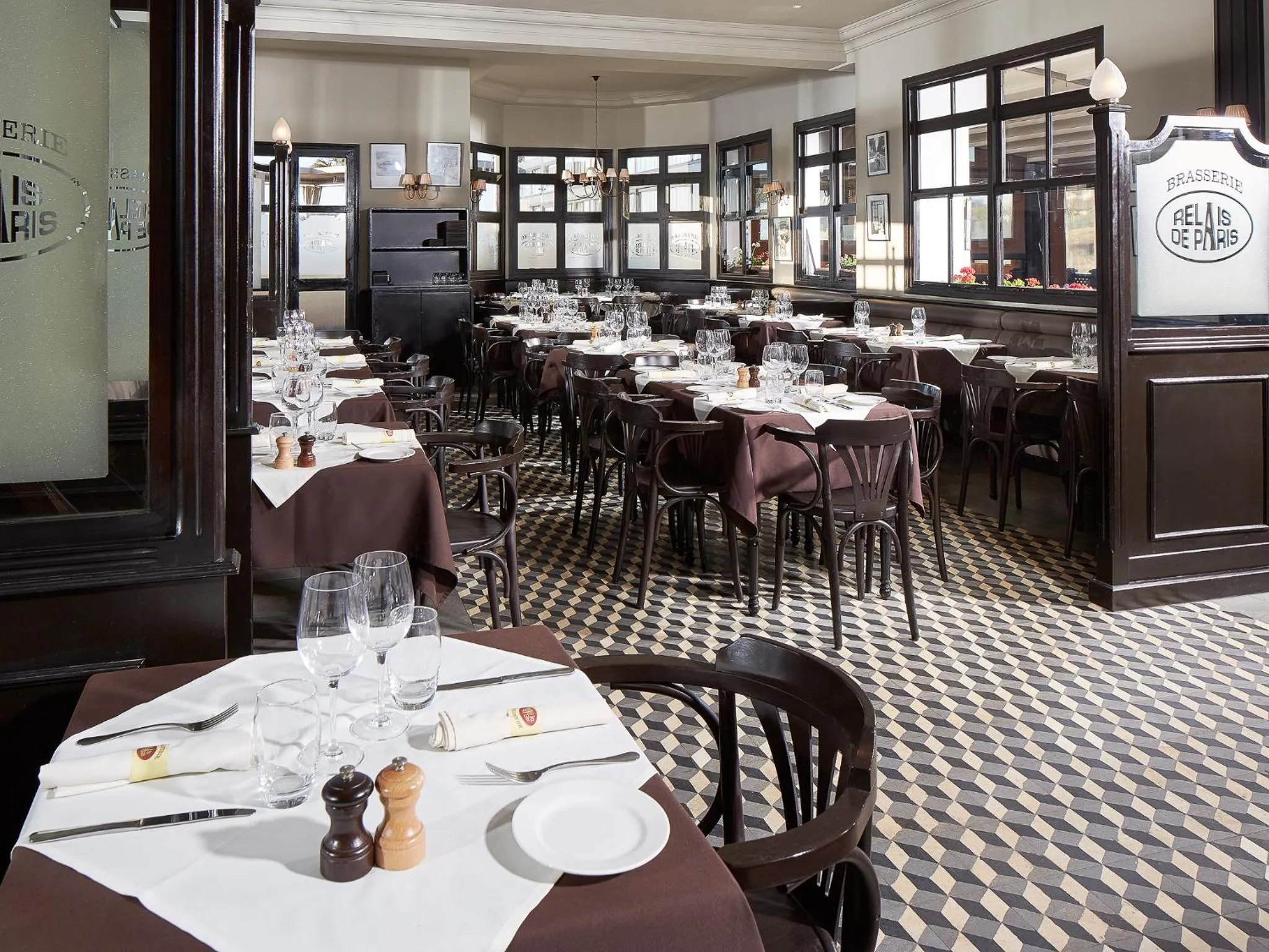 Restaurant/places to eat in Villa Blanca Urban Hotel