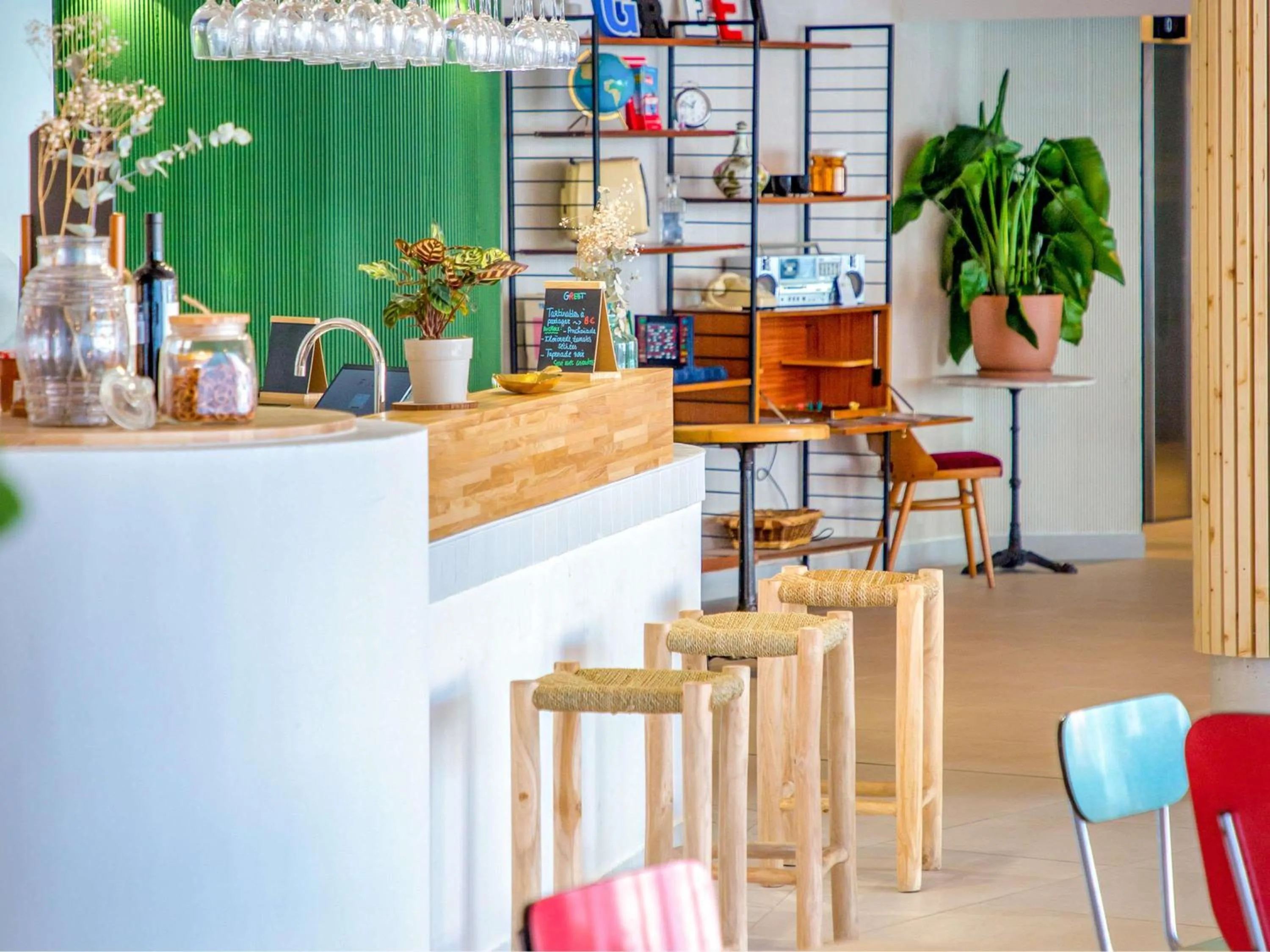 Lounge or bar in greet hotel Salon de Provence