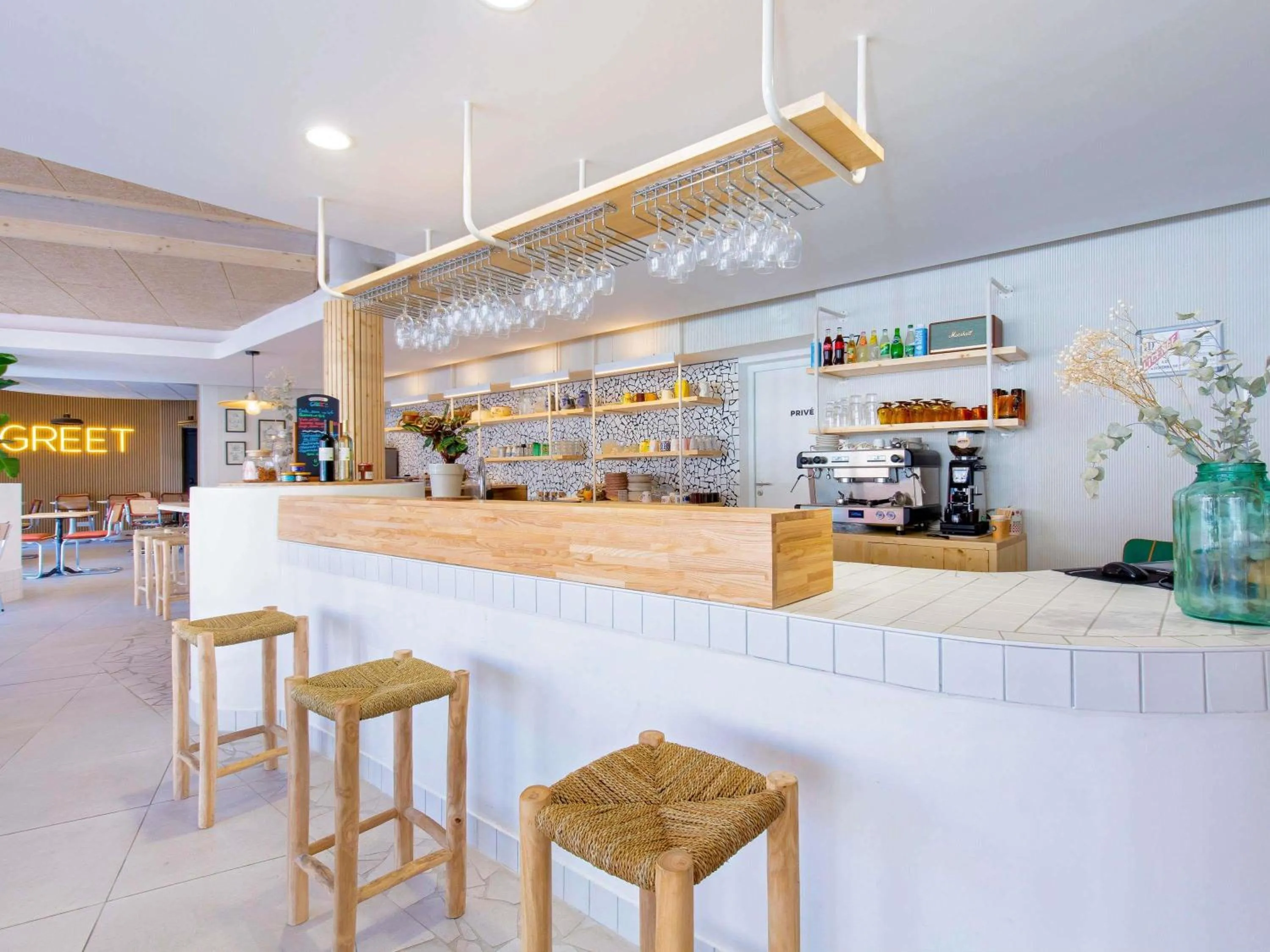 Lounge or bar in greet hotel Salon de Provence