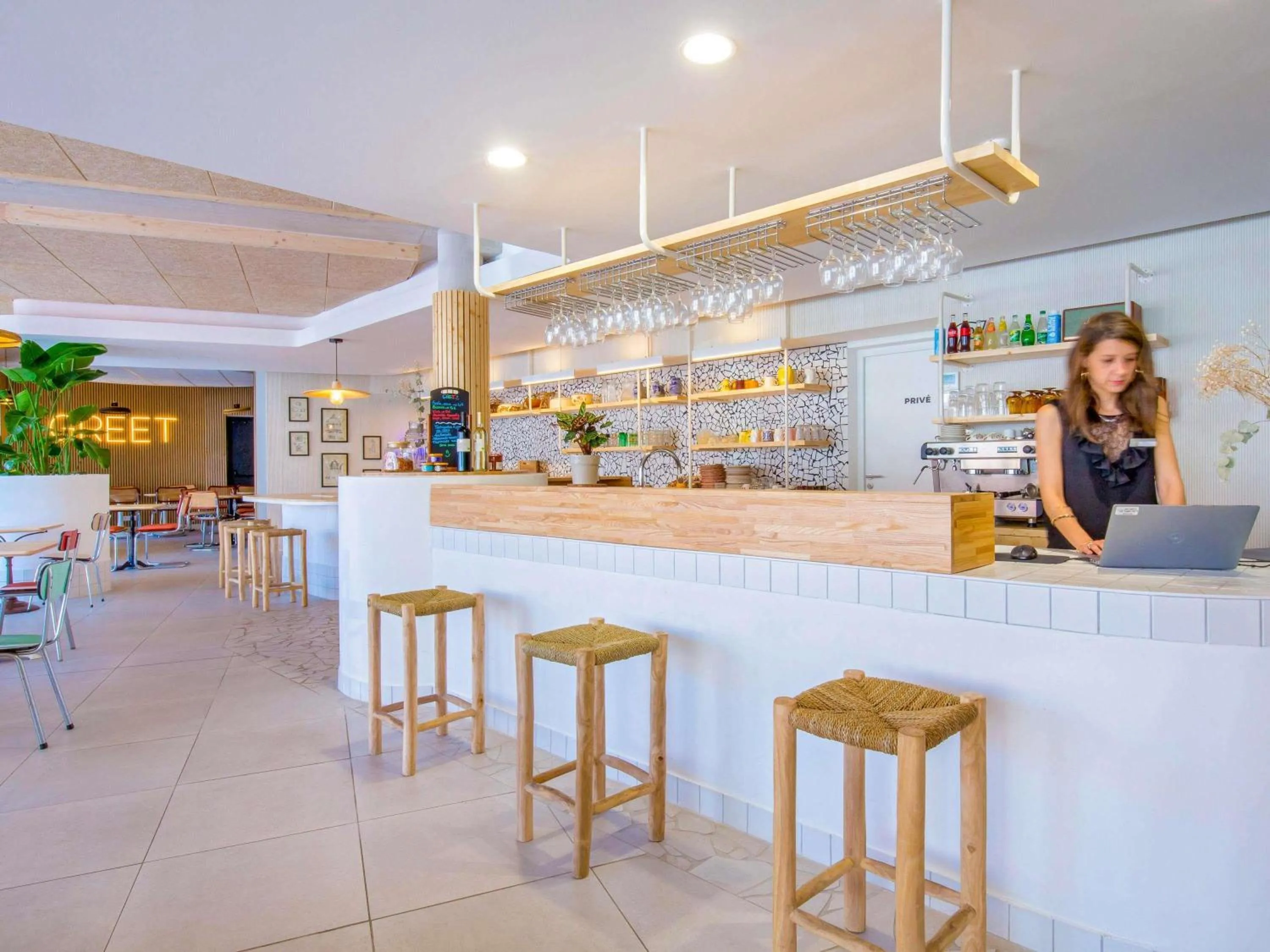 Property building in greet hotel Salon de Provence