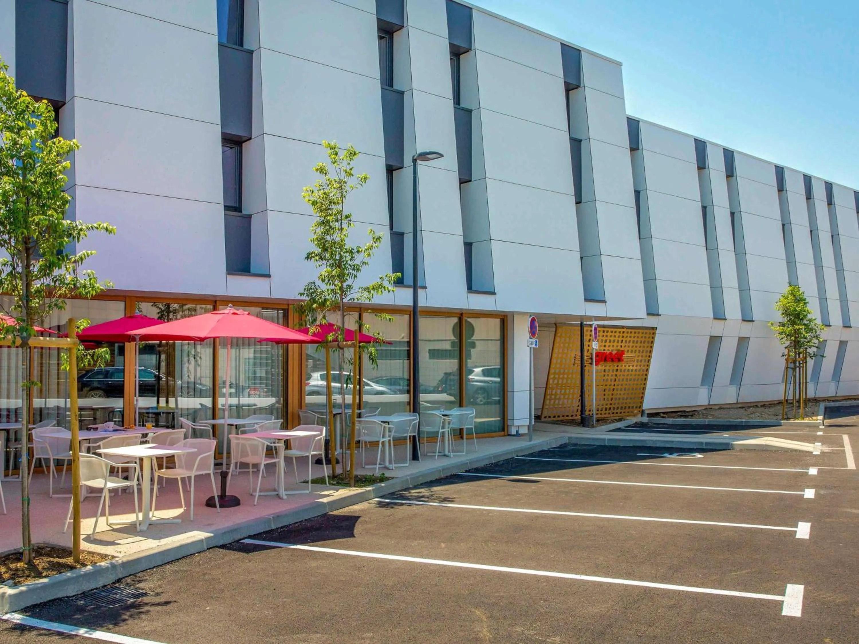 Property building in greet hotel Salon de Provence