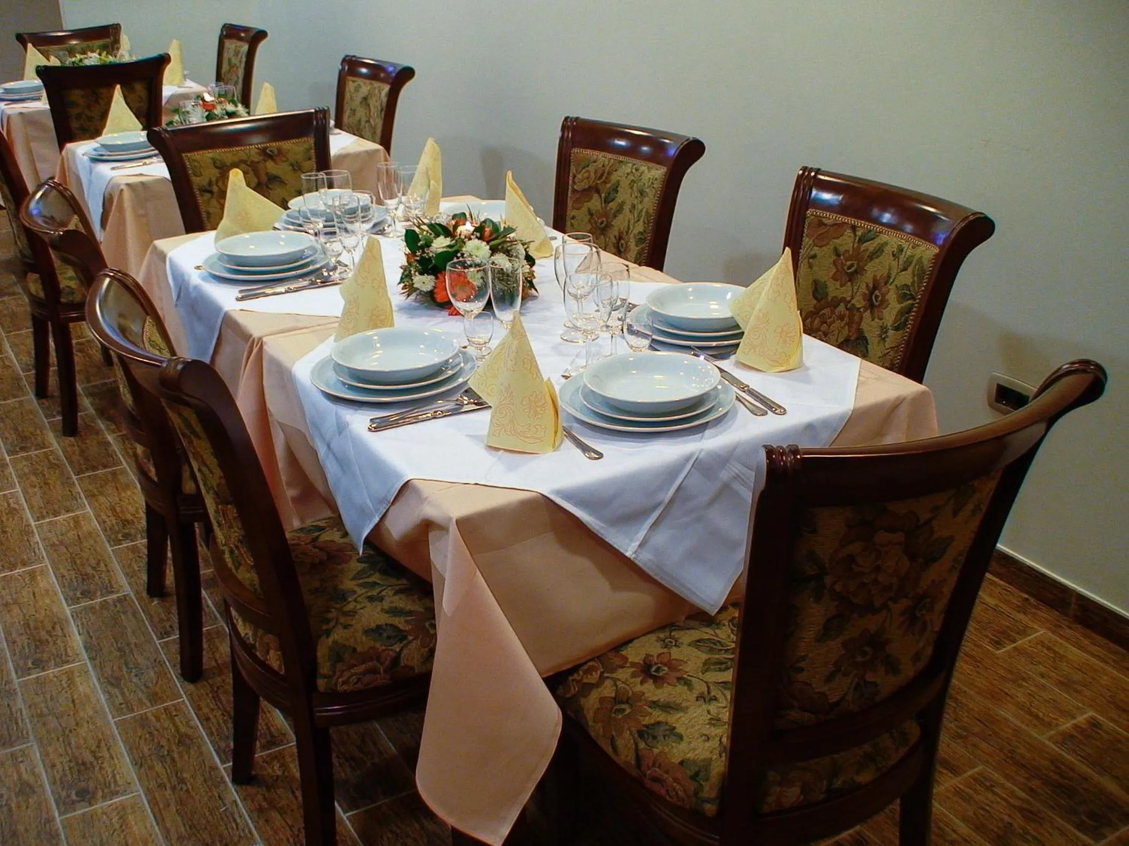 Restaurant/places to eat in Mali Hotel BaMBiS