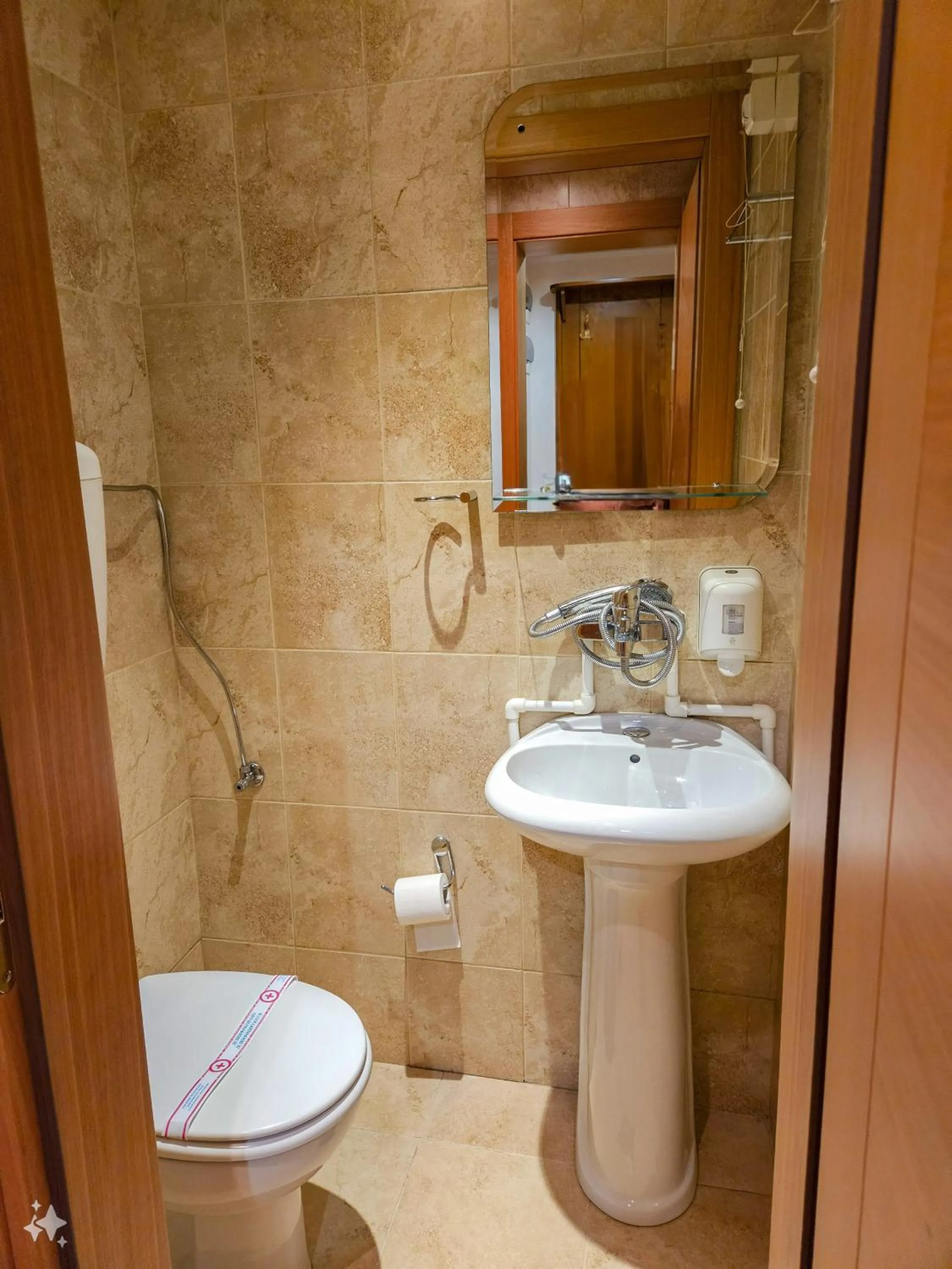 Shower in Mali Hotel BaMBiS