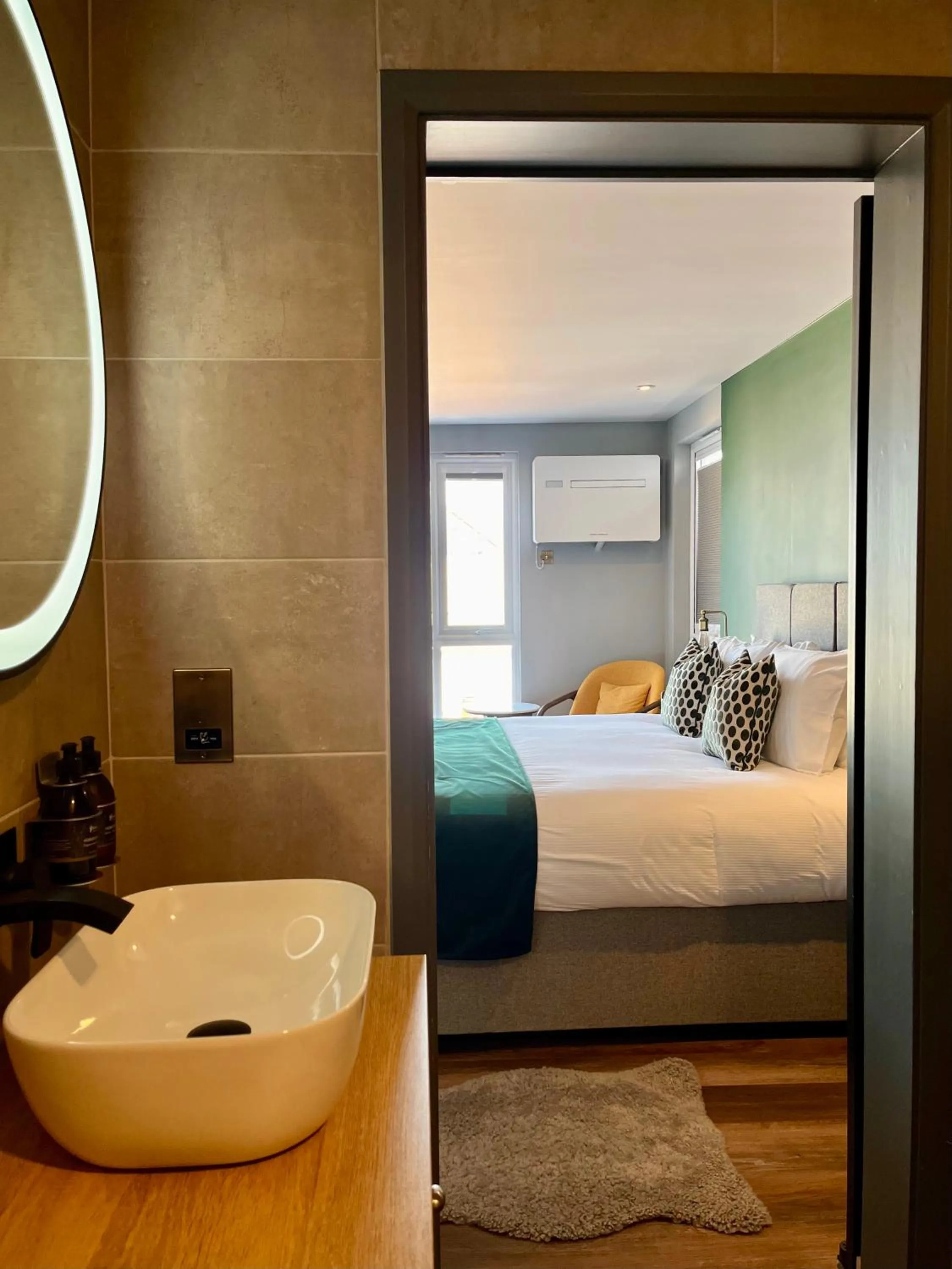 Bedroom, Bed in Pinnacle Suites Hotel