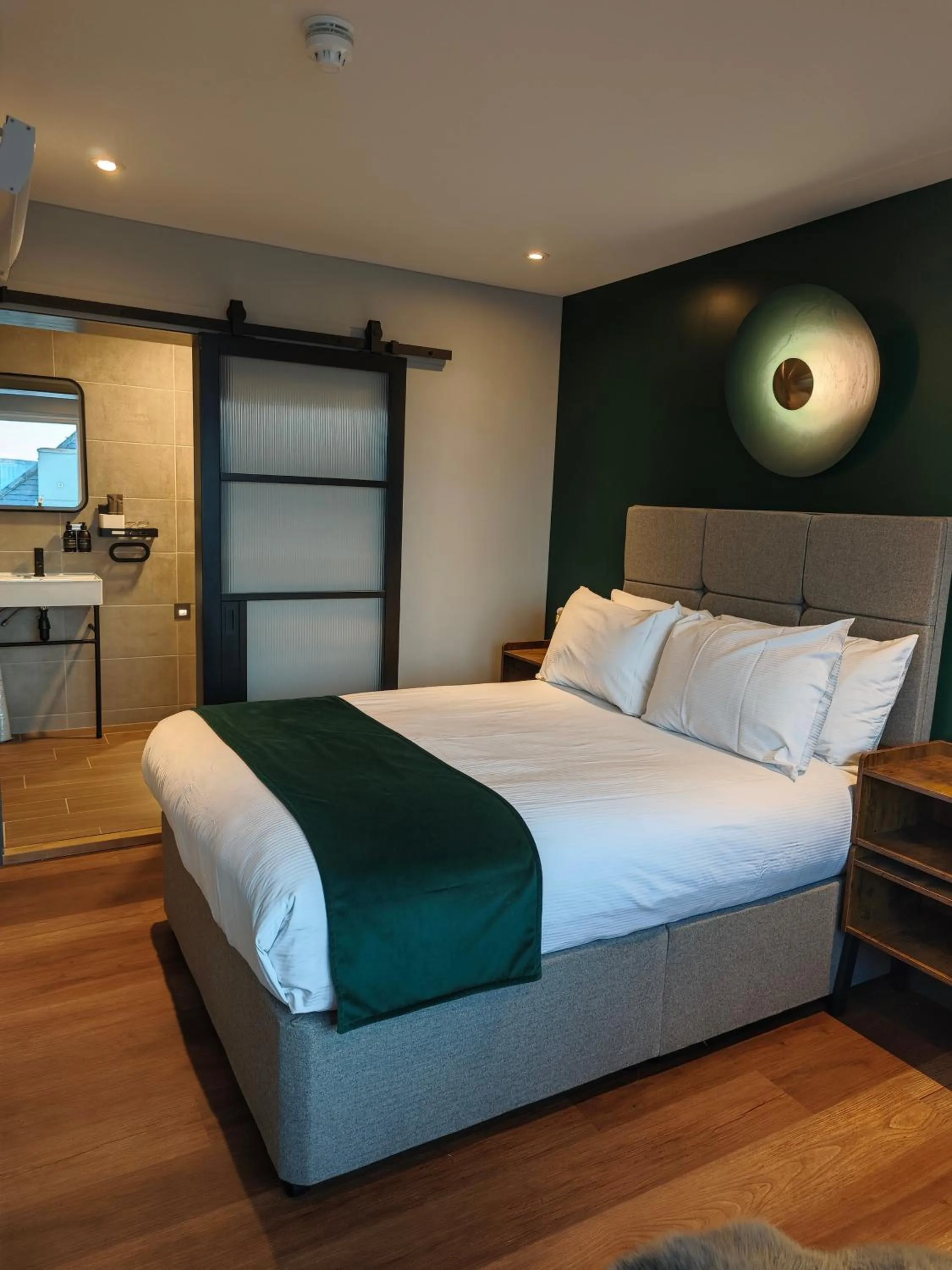 Bed in Pinnacle Suites Hotel