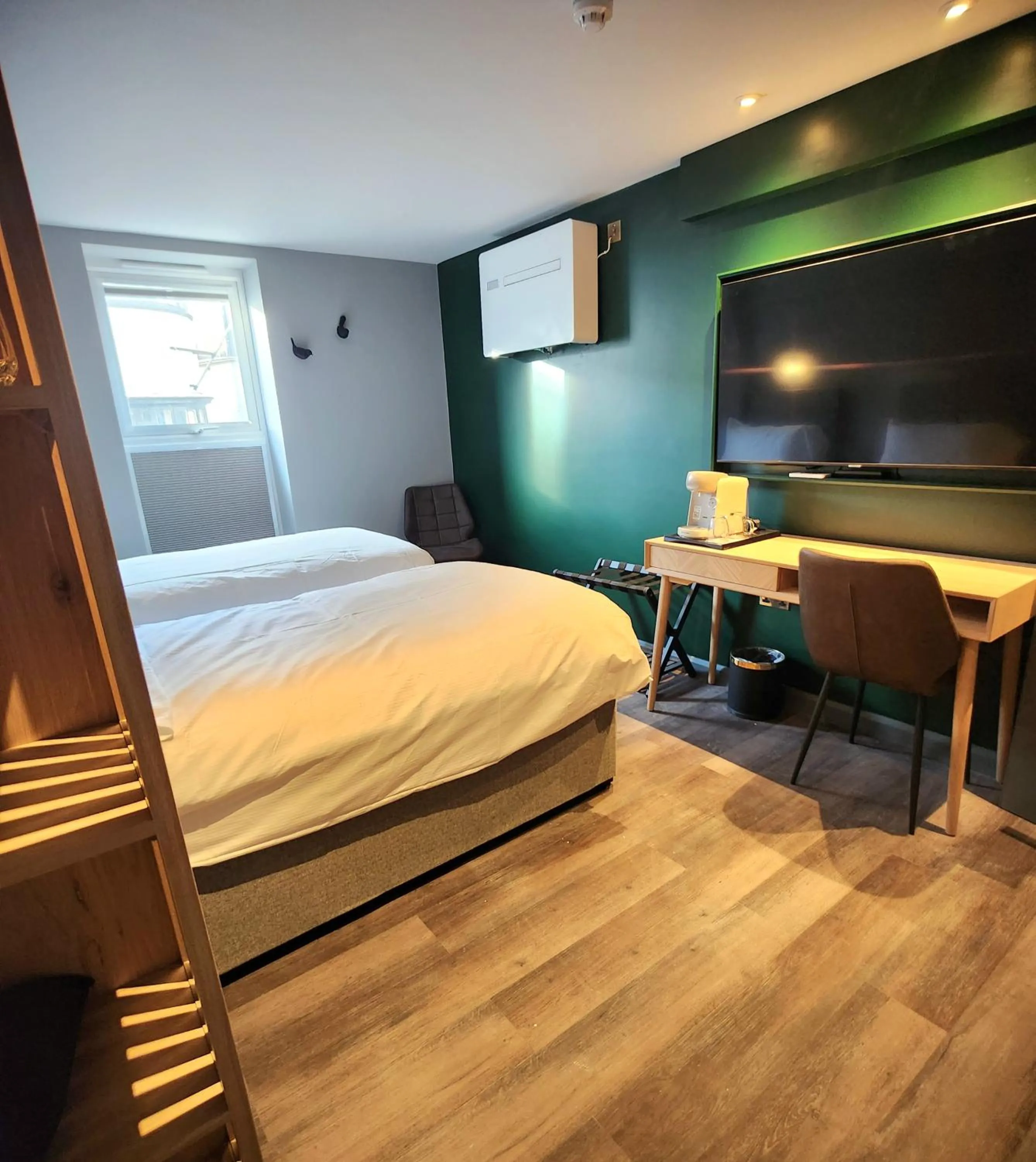 Photo of the whole room, Bed in Pinnacle Suites Hotel