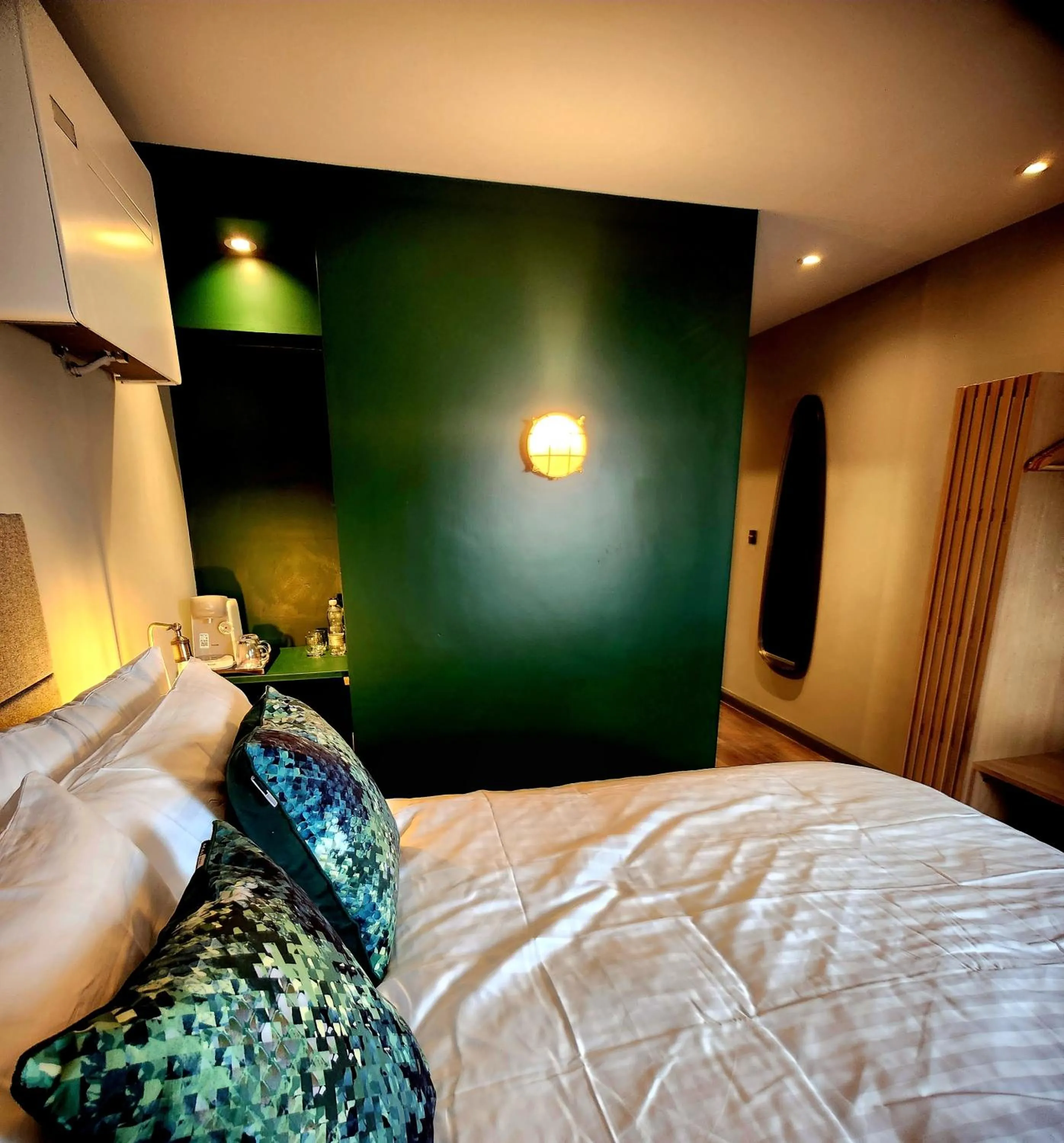 Bedroom, Bed in Pinnacle Suites Hotel