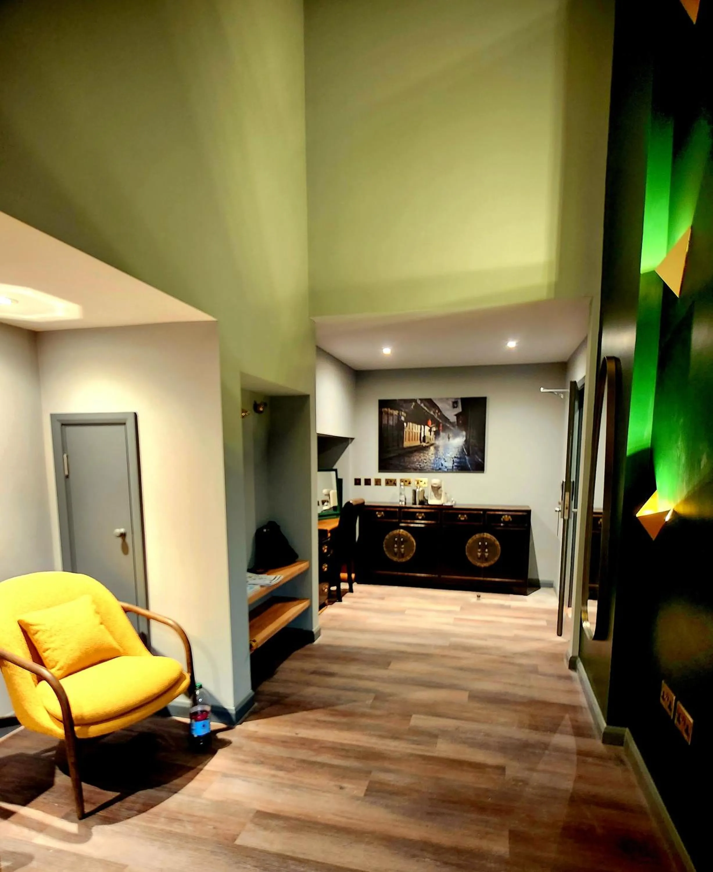 Living room in Pinnacle Suites Hotel