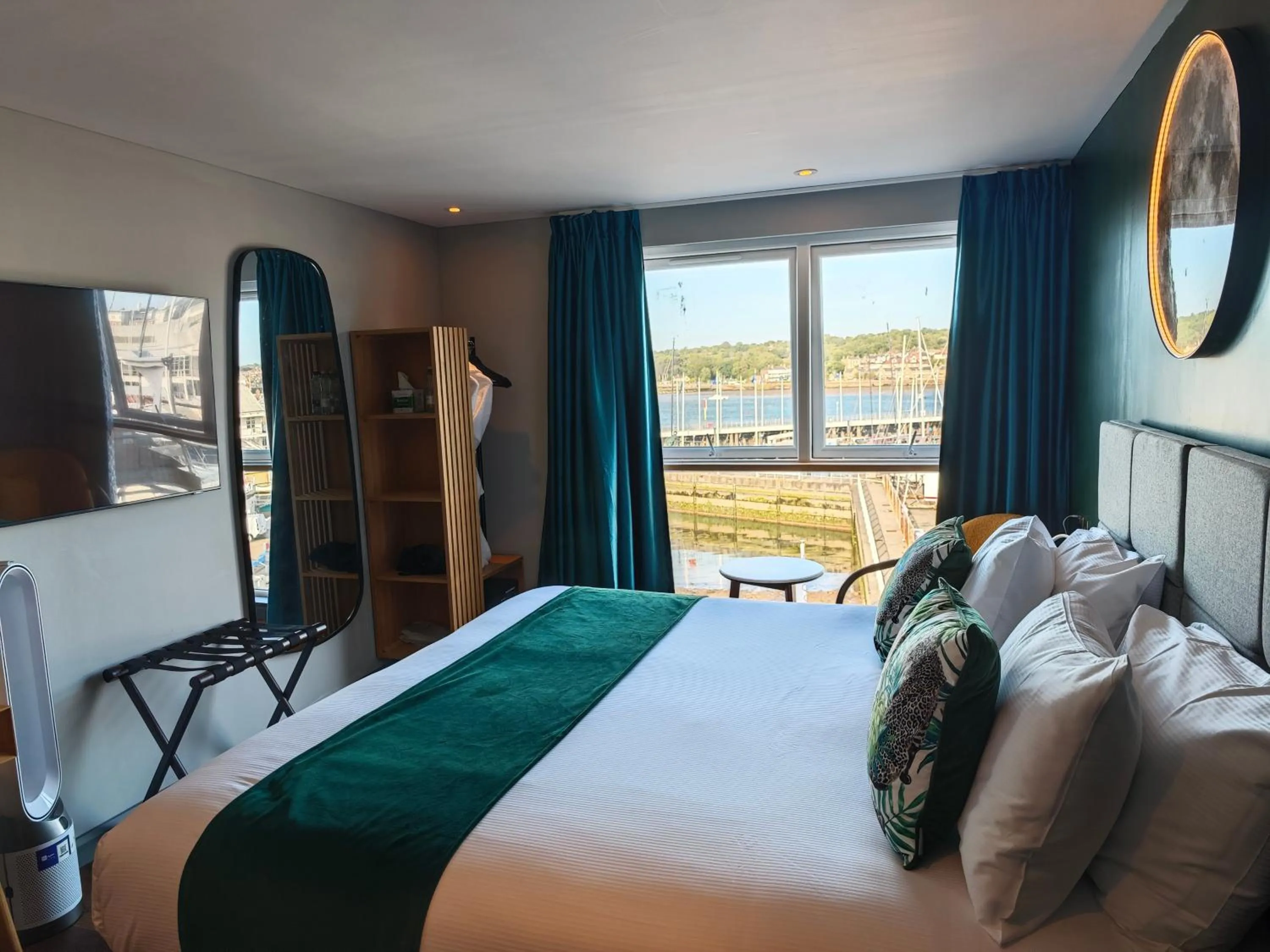 Bed in Pinnacle Suites Hotel