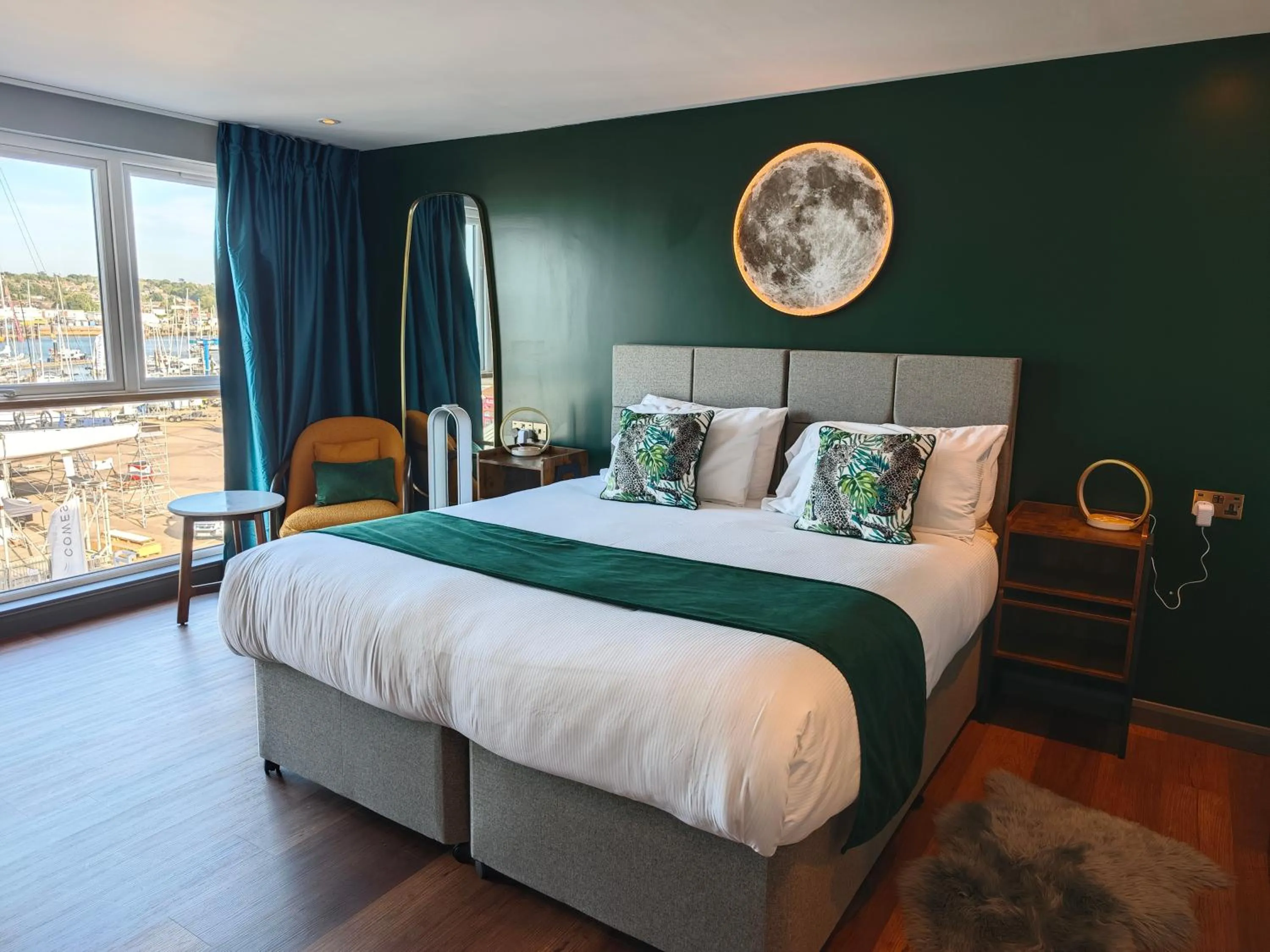 Bed in Pinnacle Suites Hotel