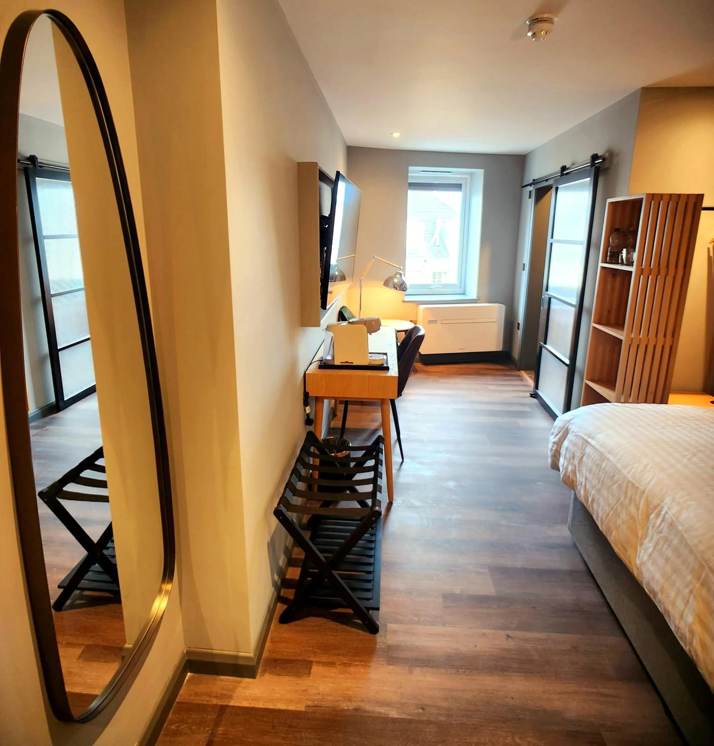 Photo of the whole room, Bed in Pinnacle Suites Hotel