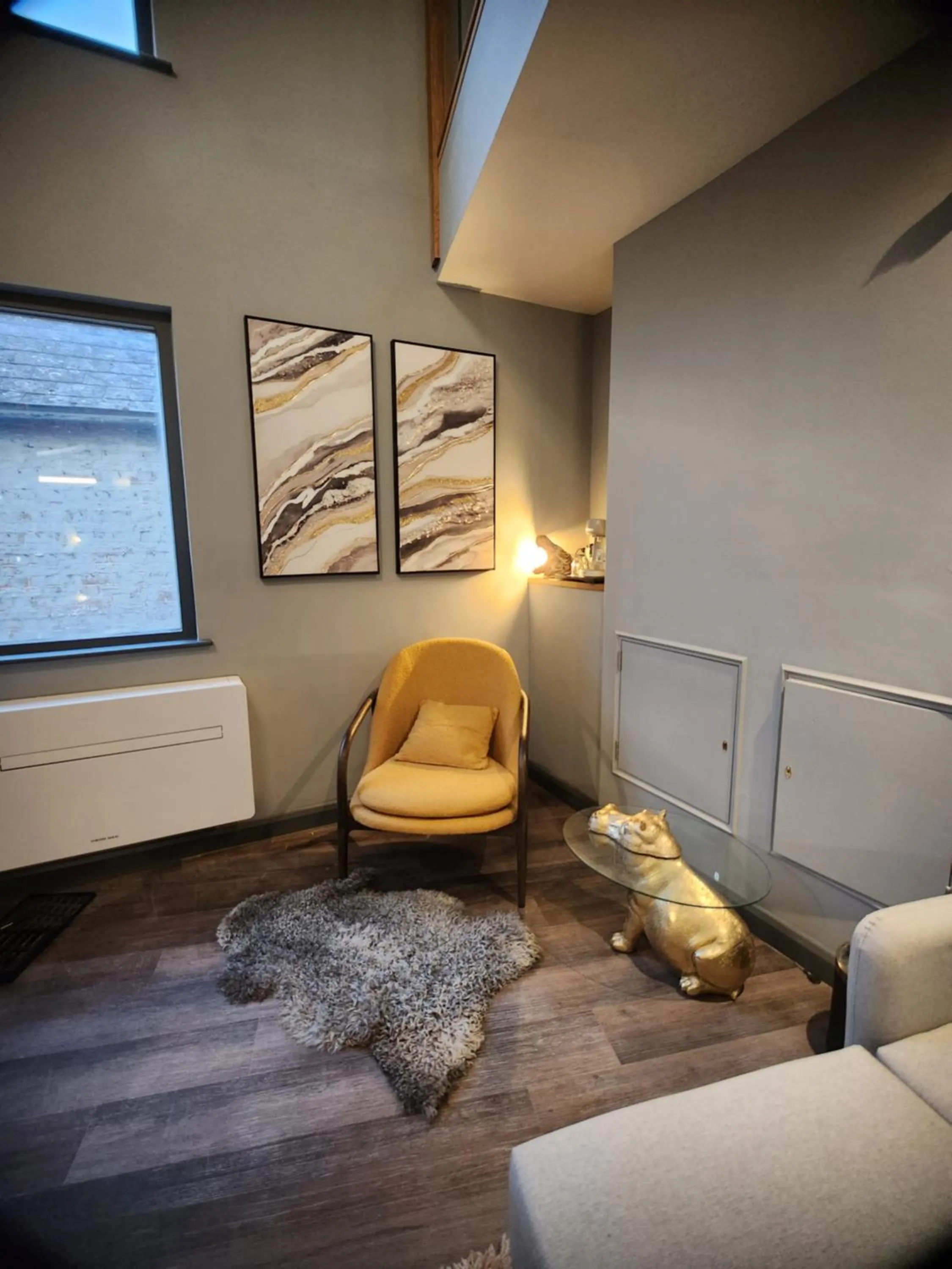 Living room in Pinnacle Suites Hotel