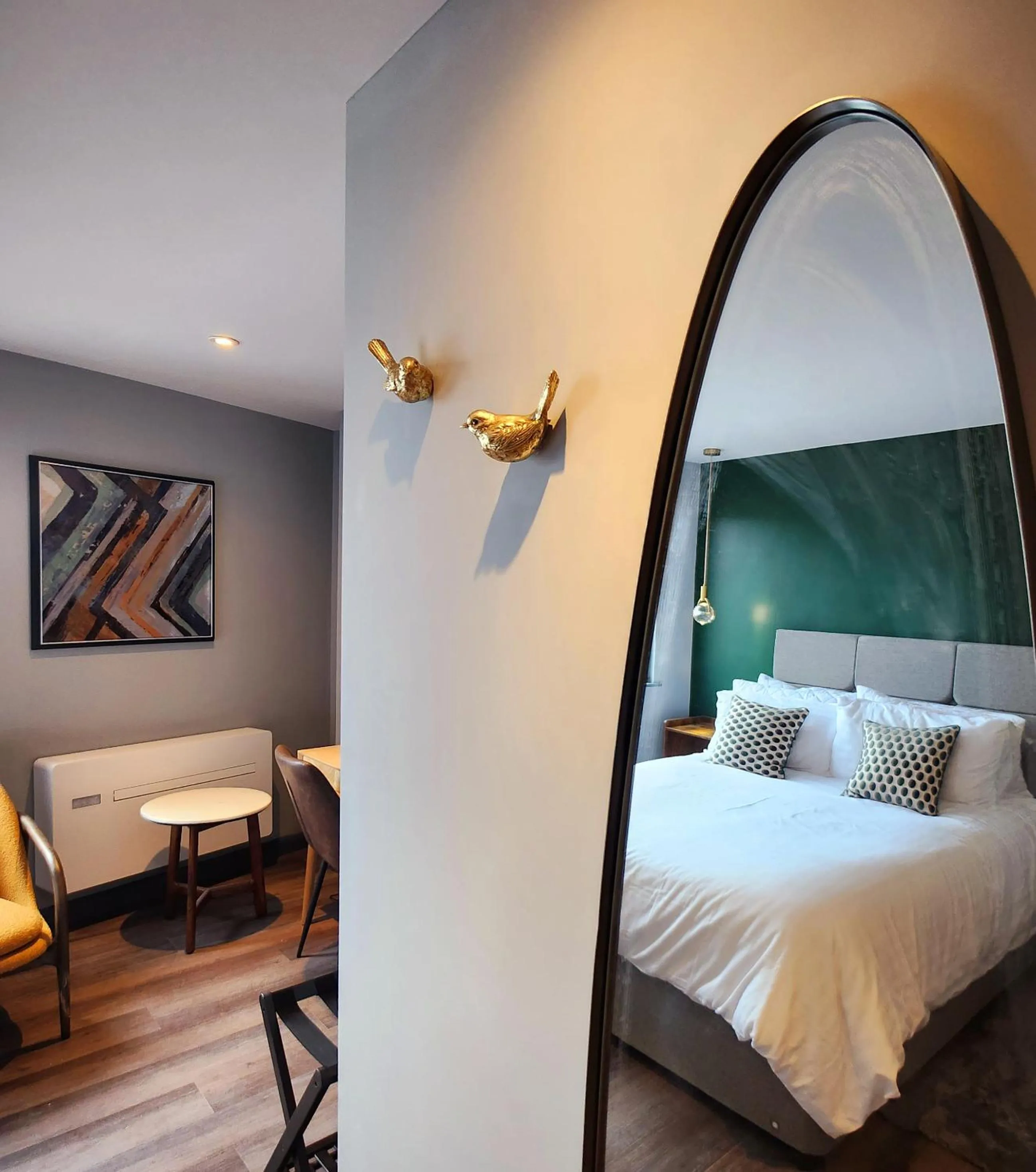 Bedroom, Bed in Pinnacle Suites Hotel