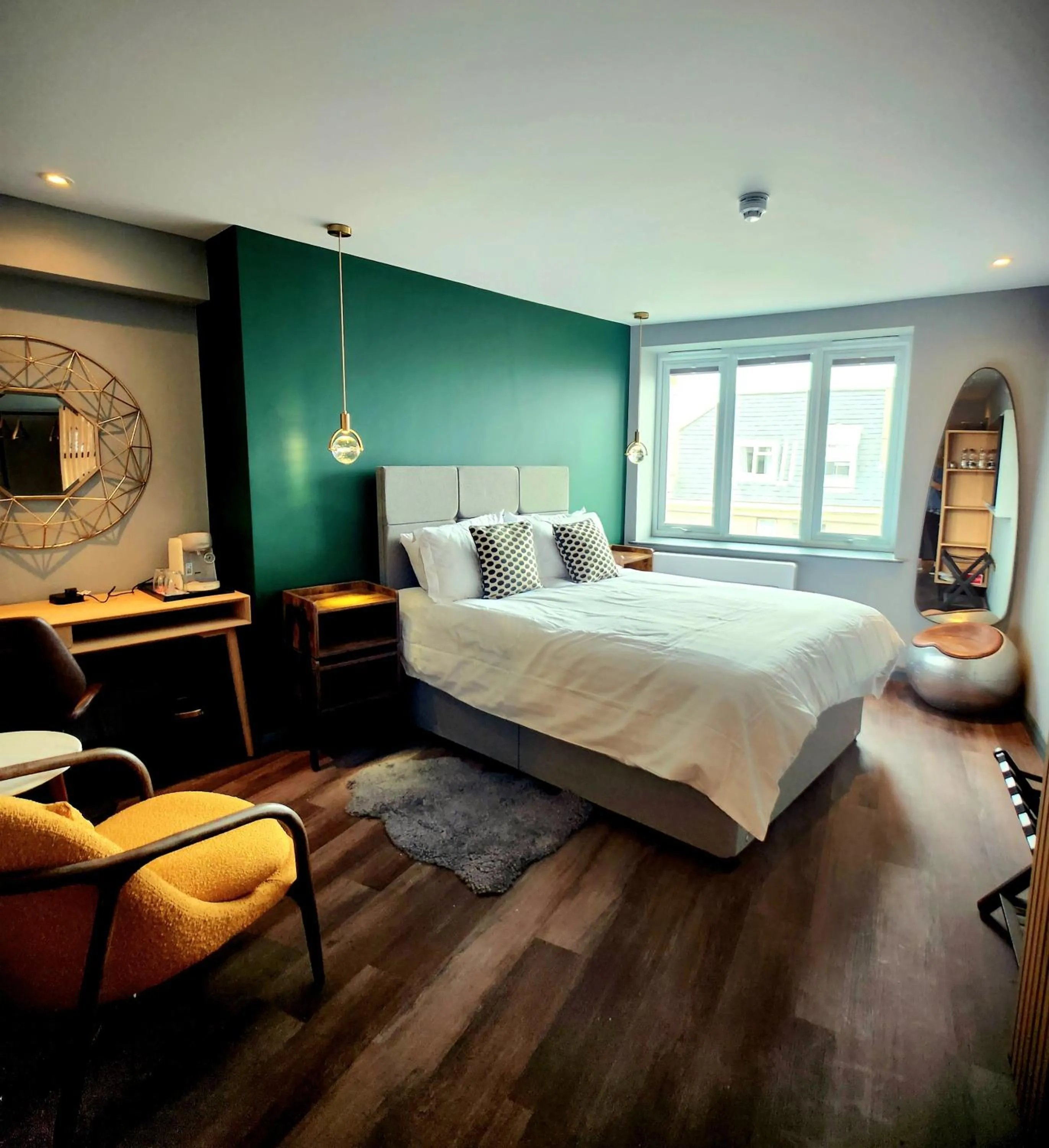 Photo of the whole room, Bed in Pinnacle Suites Hotel