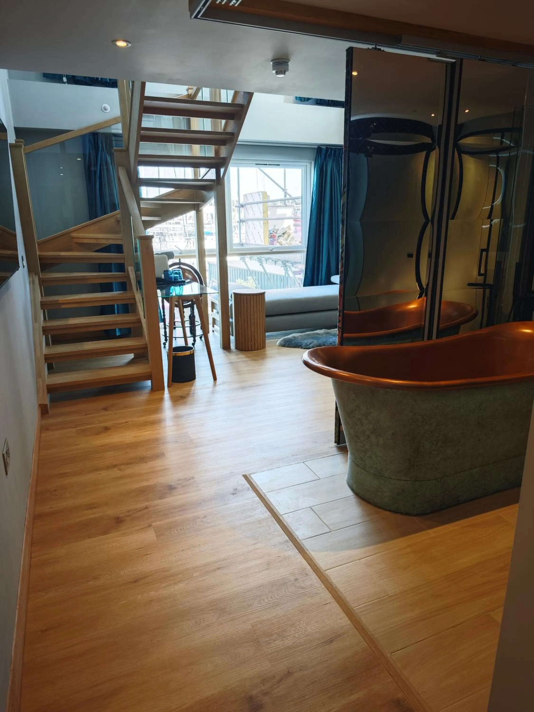 Pinnacle Suites Hotel