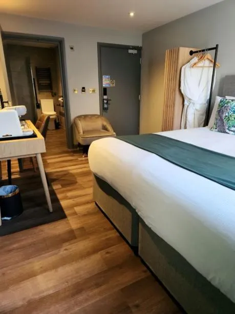 Bedroom, Bed in Pinnacle Suites Hotel