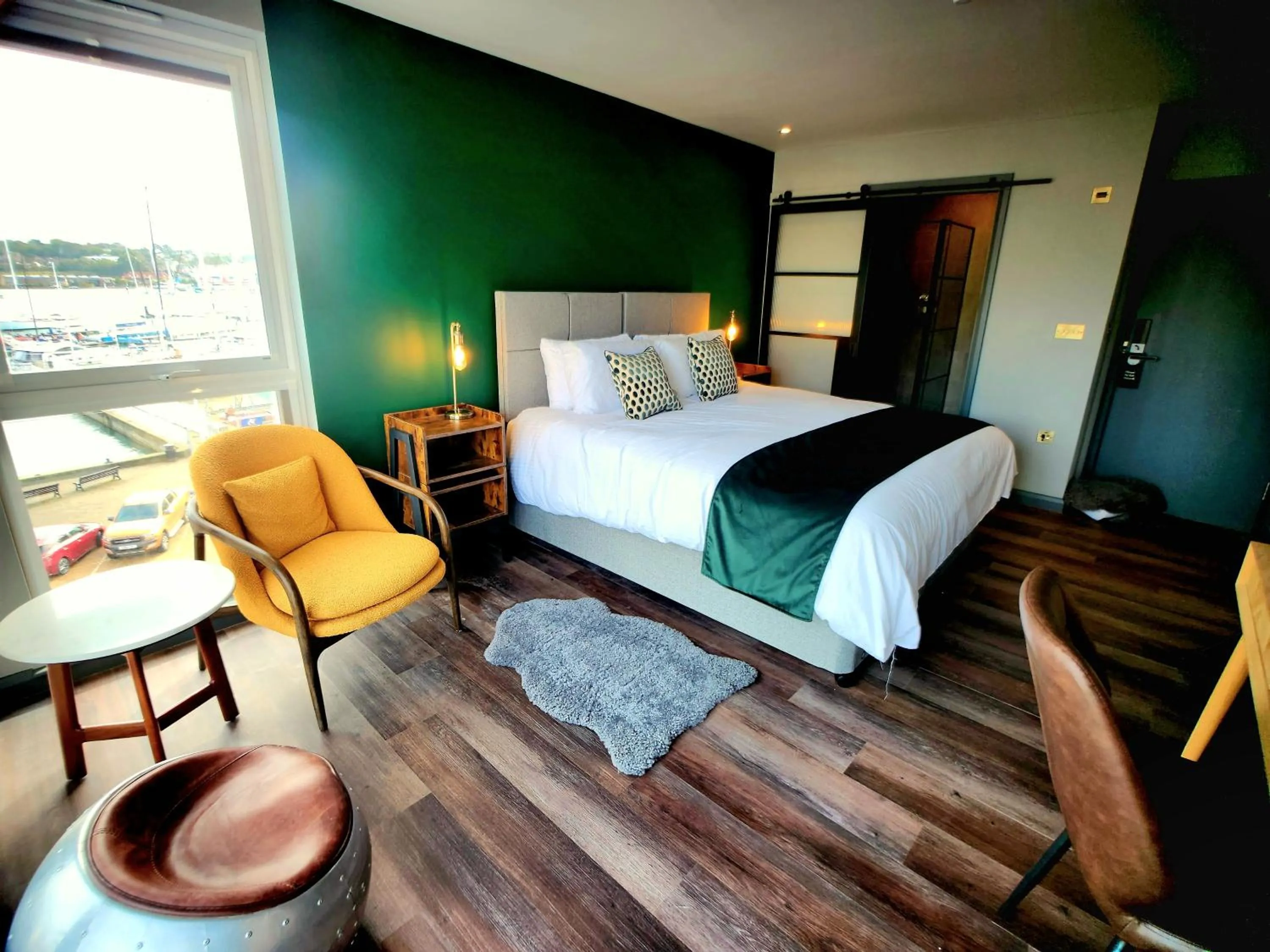 Photo of the whole room, Bed in Pinnacle Suites Hotel