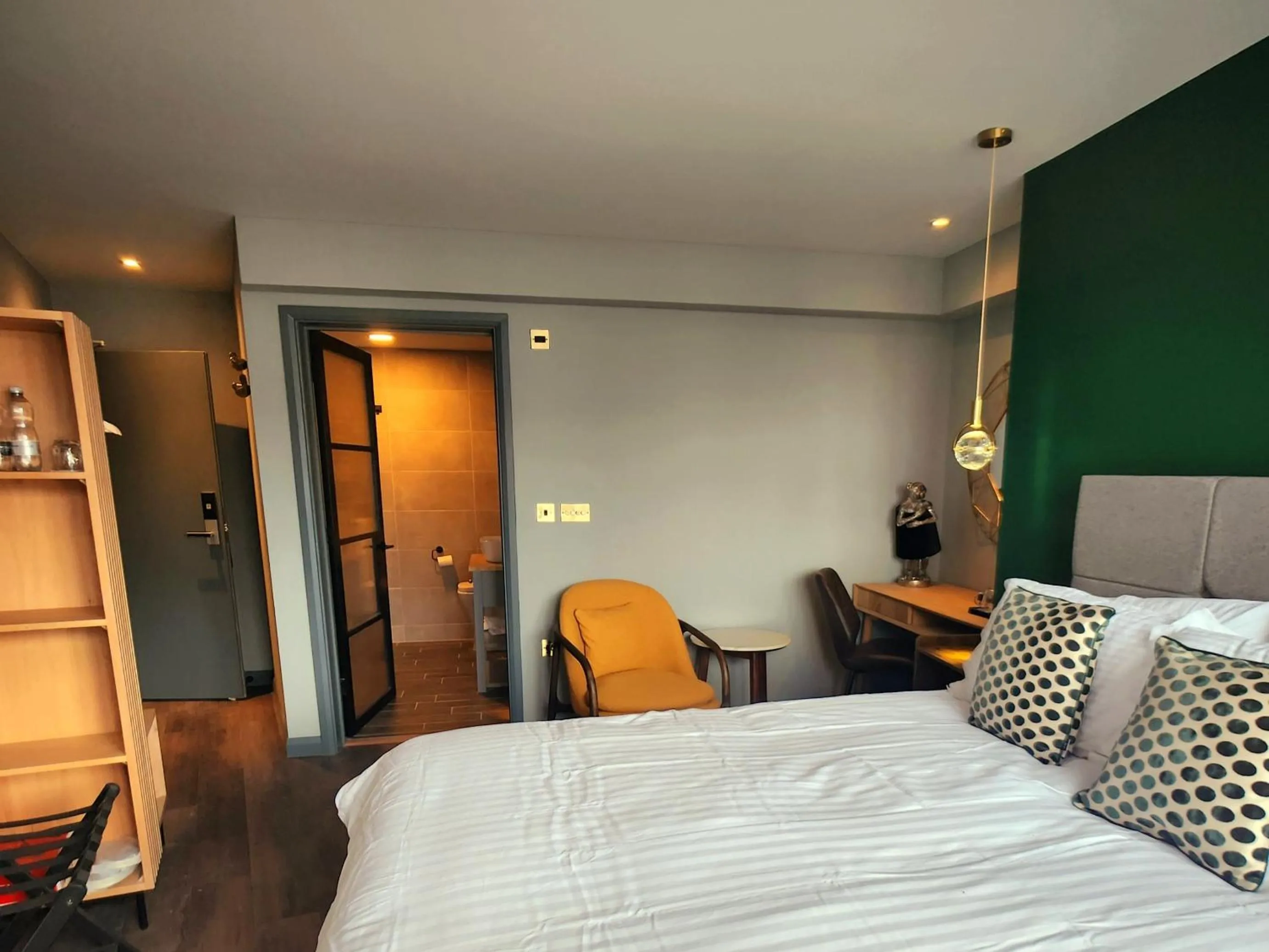 Photo of the whole room, Bed in Pinnacle Suites Hotel