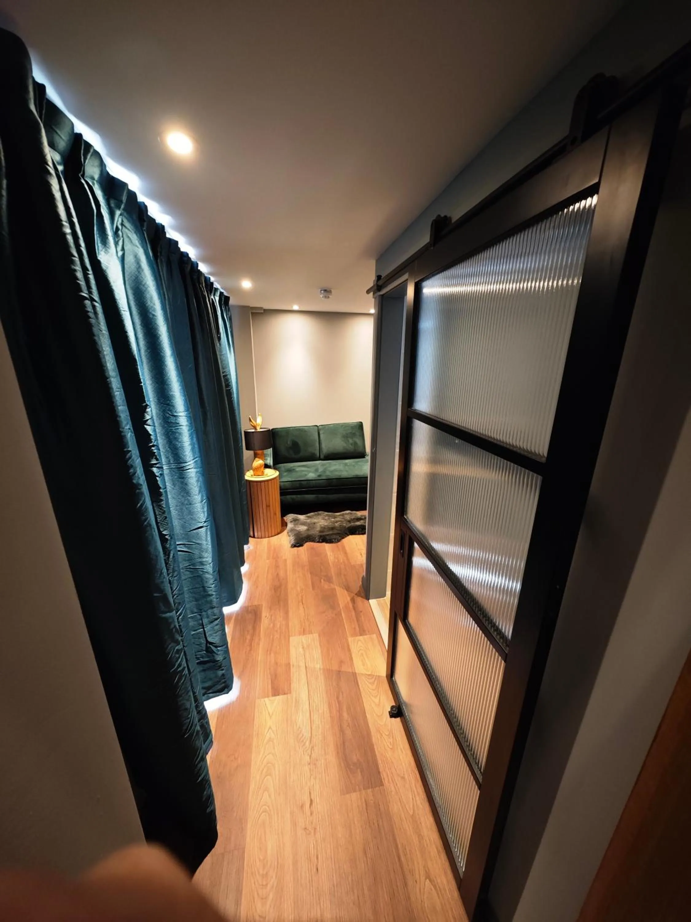 Seating area, Bed in Pinnacle Suites Hotel