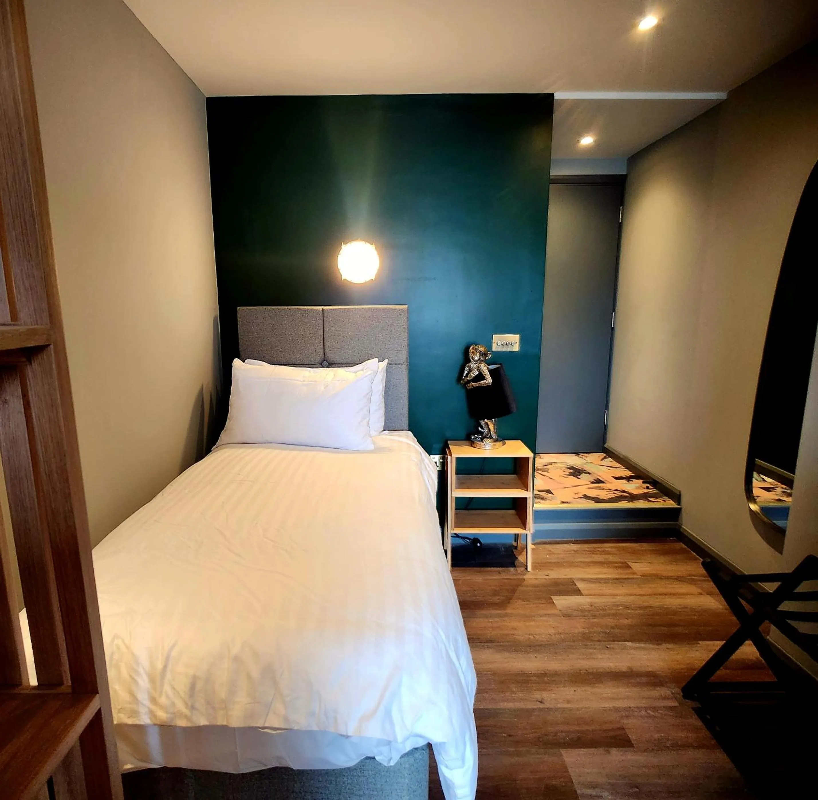 Bed in Pinnacle Suites Hotel