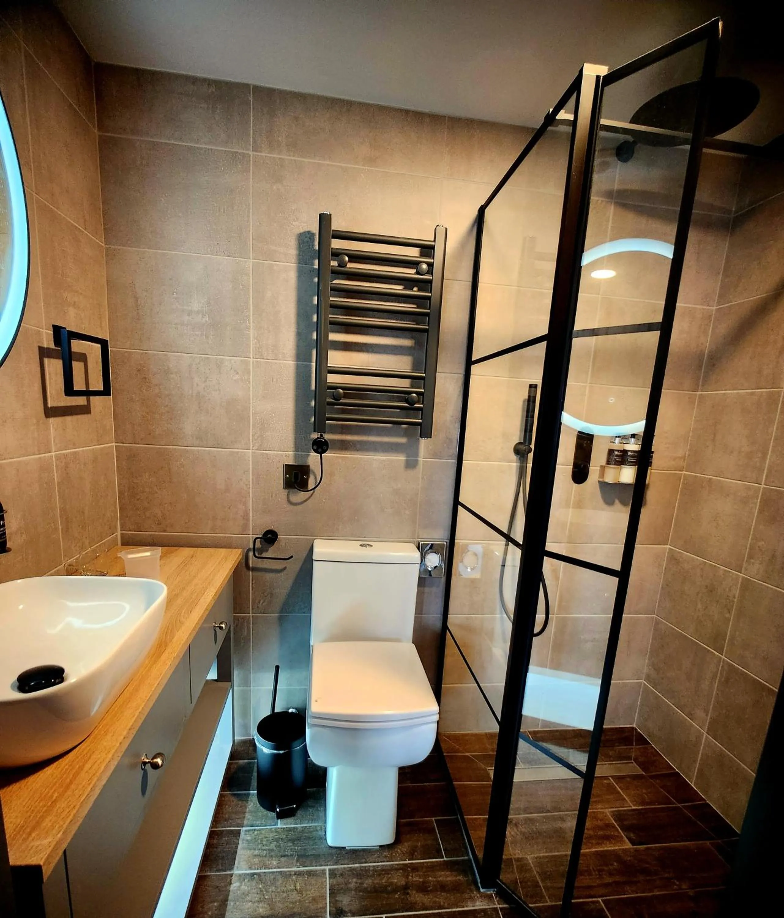 Shower in Pinnacle Suites Hotel