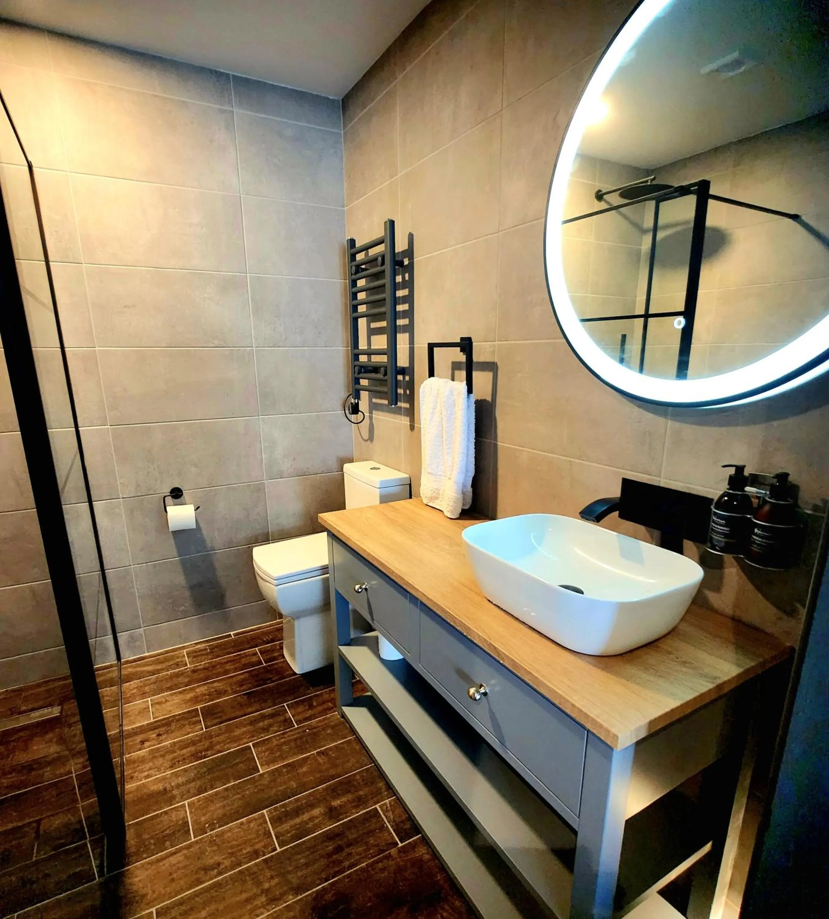 Bathroom in Pinnacle Suites Hotel