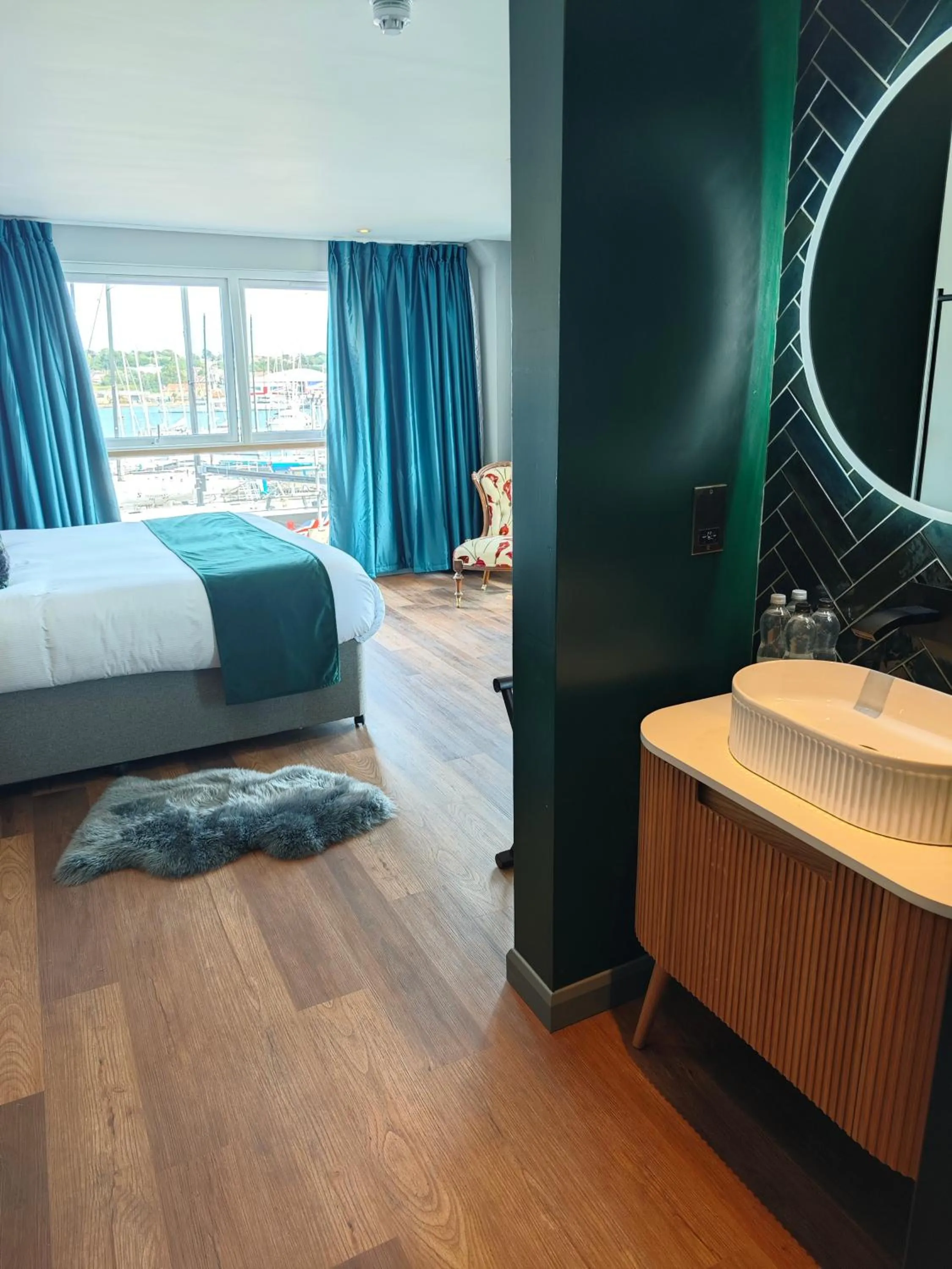 Bed in Pinnacle Suites Hotel