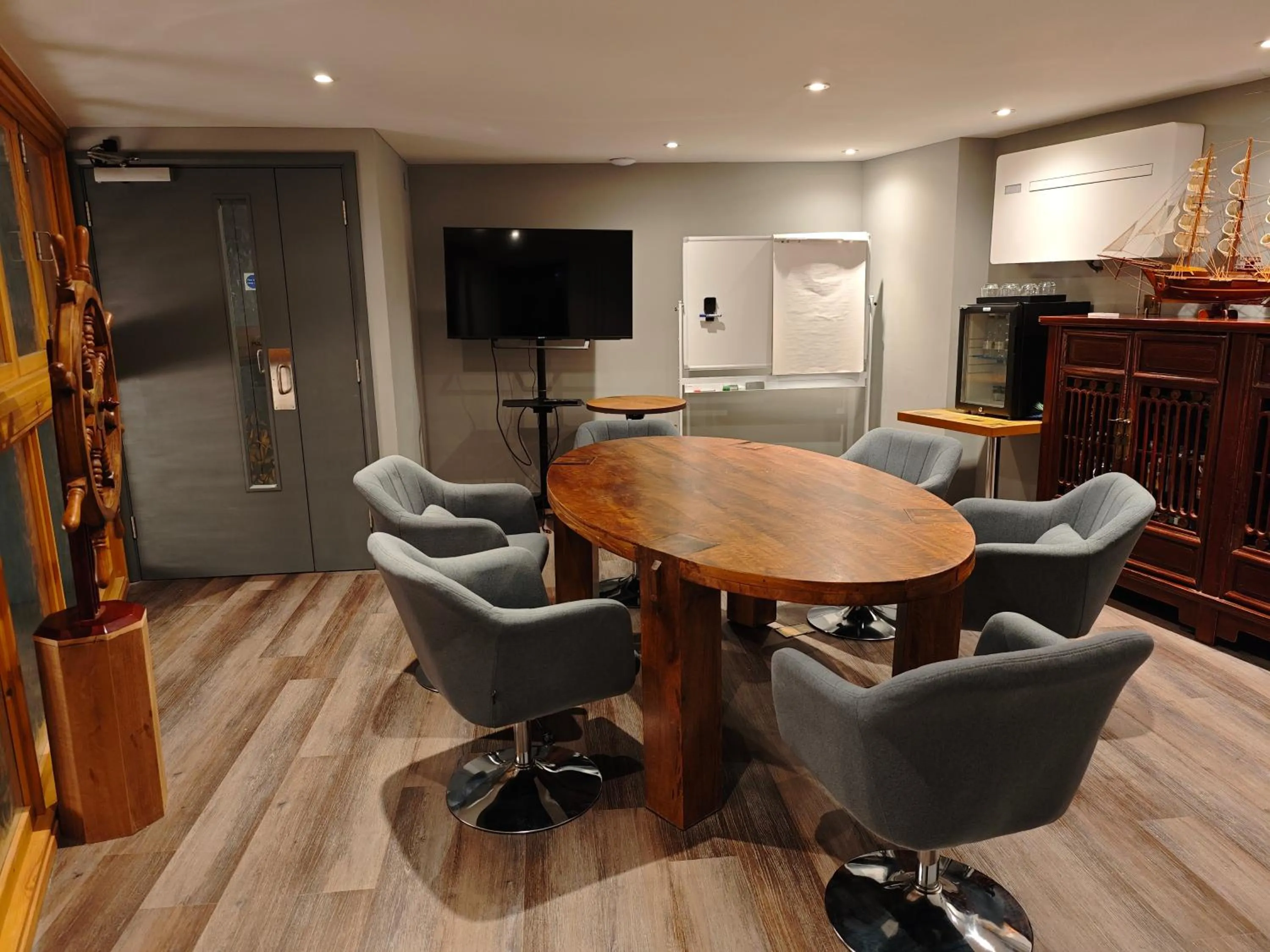 Pinnacle Suites Hotel