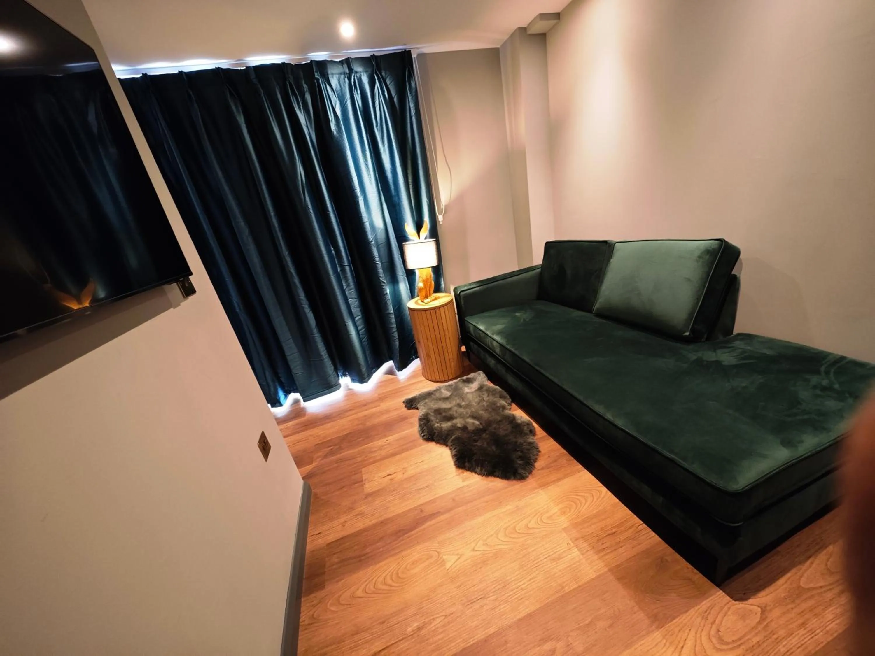 Pinnacle Suites Hotel