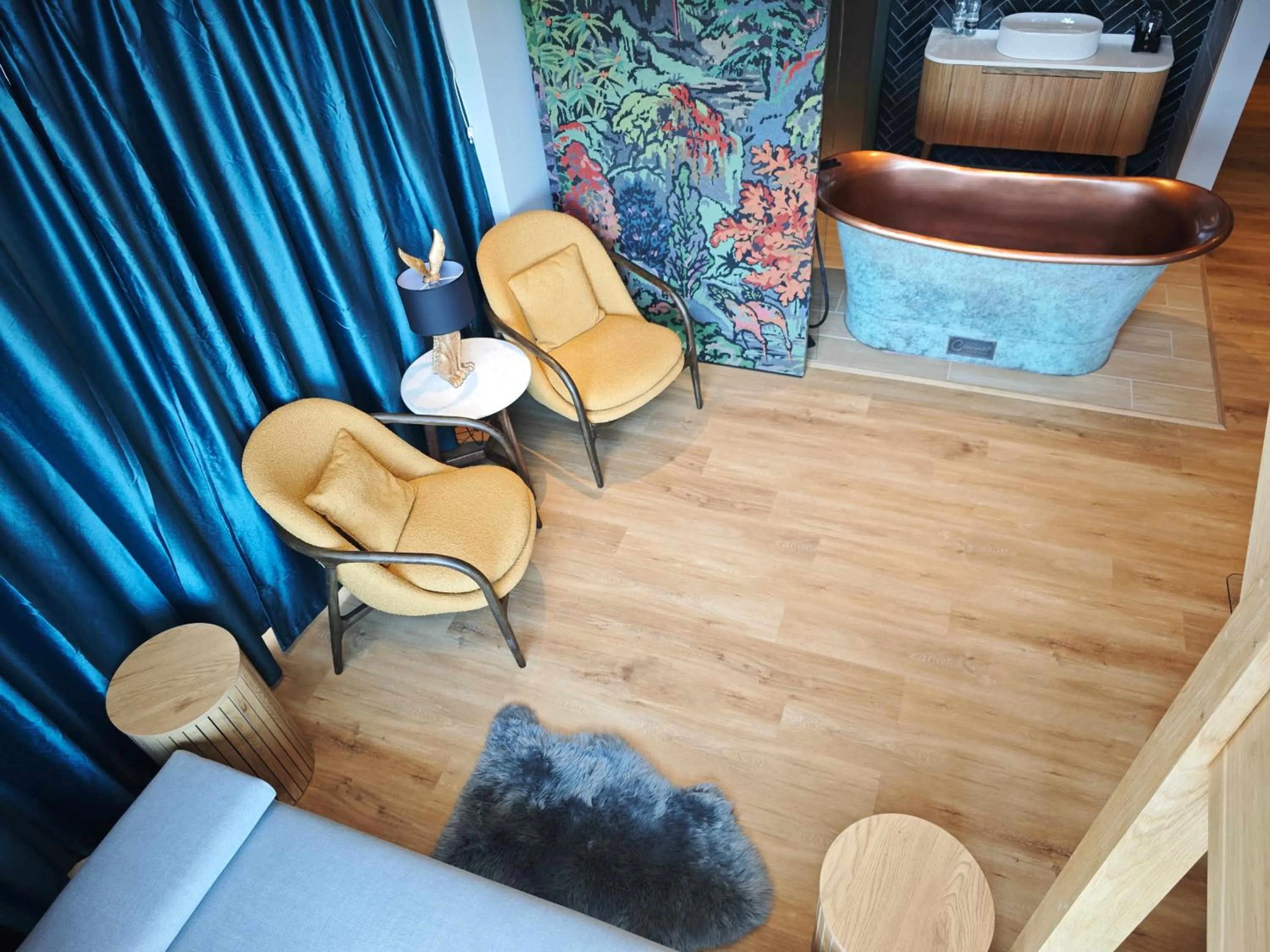 Living room in Pinnacle Suites Hotel