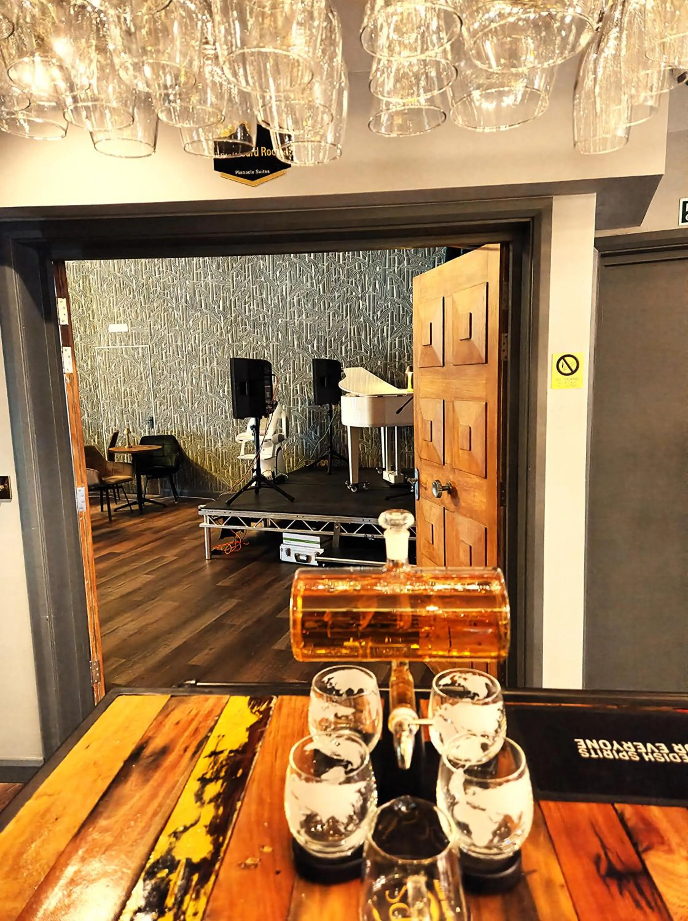 Pinnacle Suites Hotel