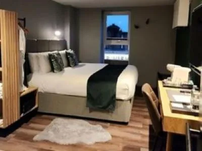 Photo of the whole room, Bed in Pinnacle Suites Hotel