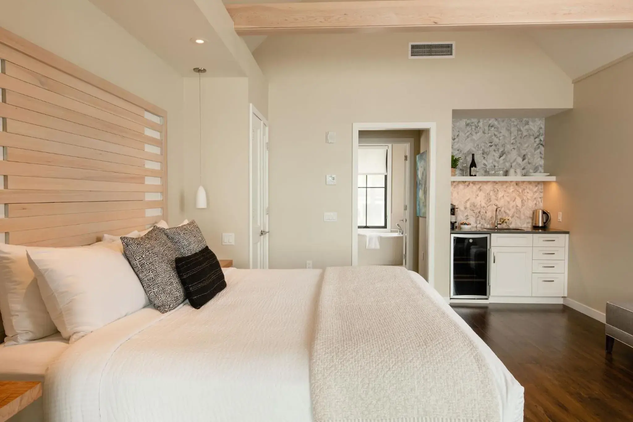 Water's Edge Deluxe Suite in Outlook Inn on Orcas Island Water's Edge Deluxe Suite in Outlook Inn on Orcas Island