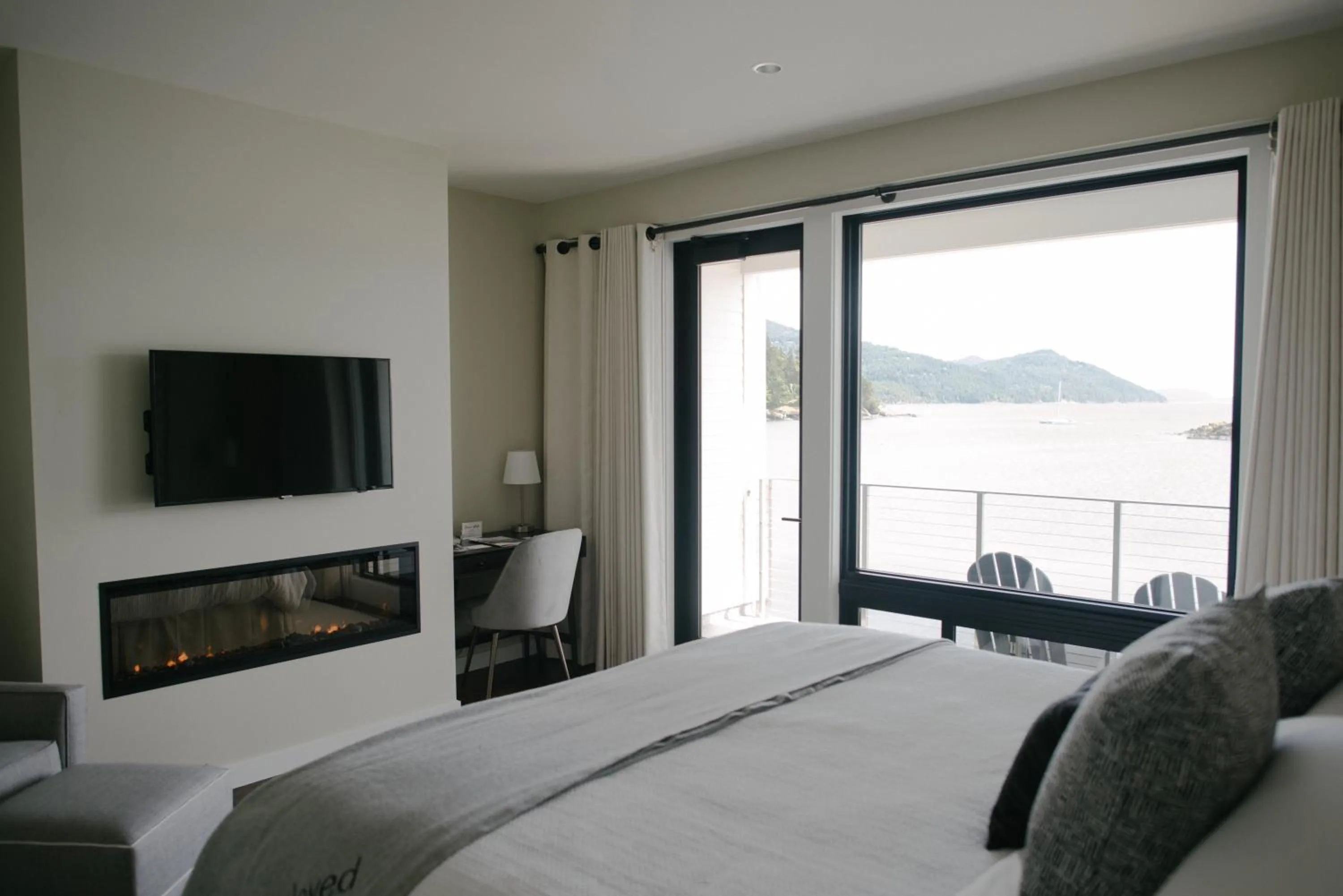 Bed in Outlook Inn on Orcas Island