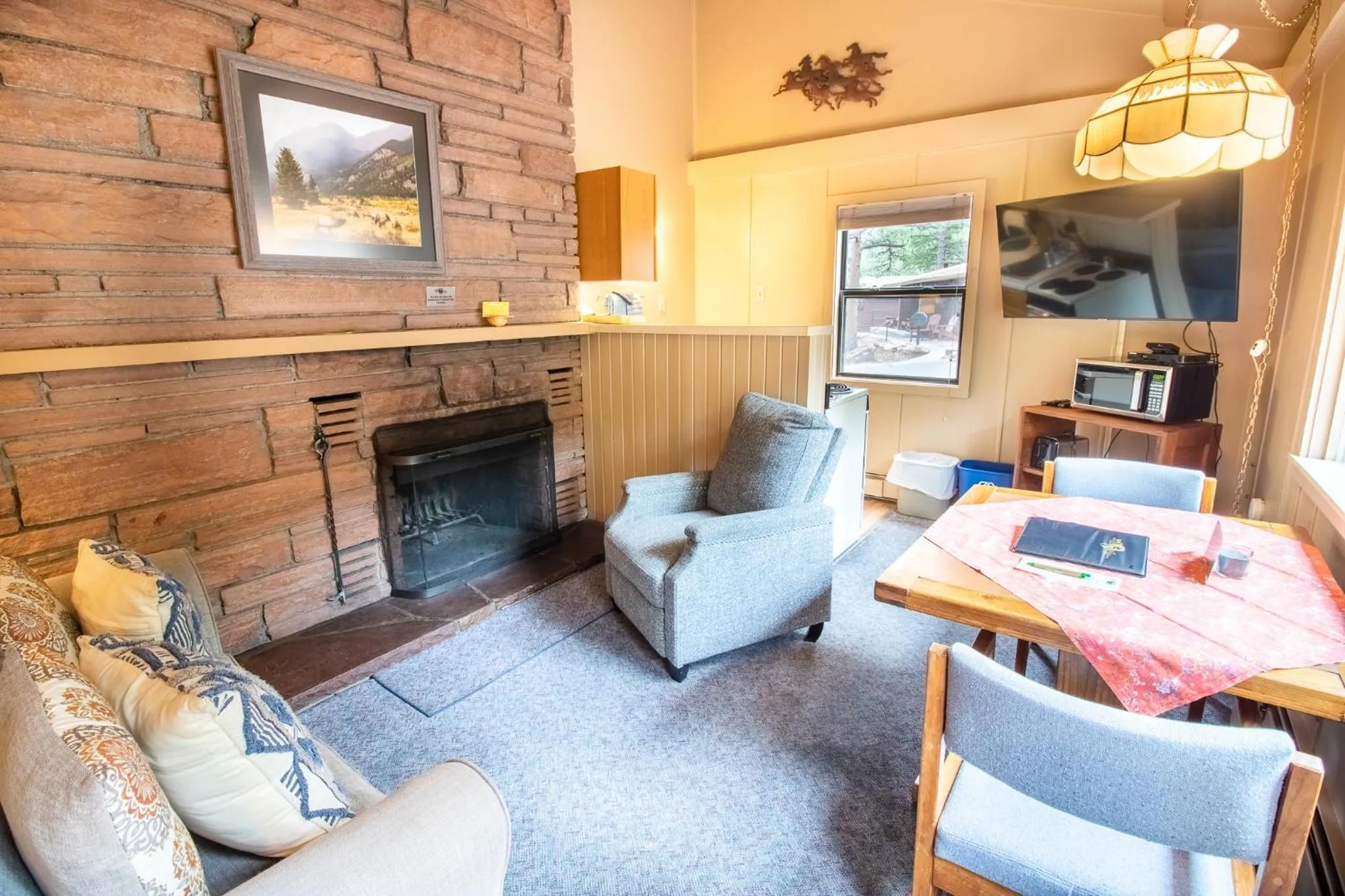 Living room in Castle Mountain Lodge