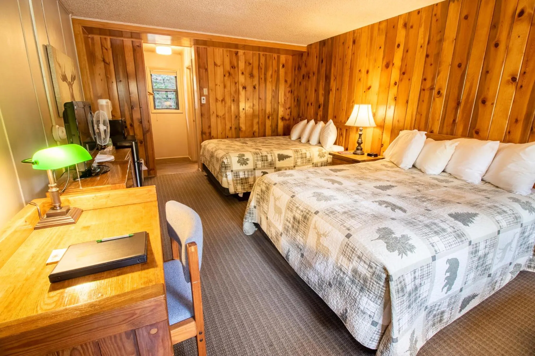 Bedroom, Bed in Castle Mountain Lodge