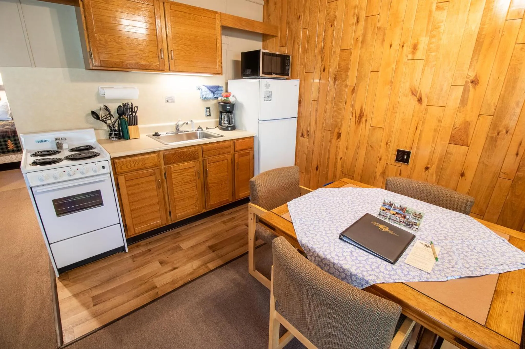 Kitchen or kitchenette in Castle Mountain Lodge
